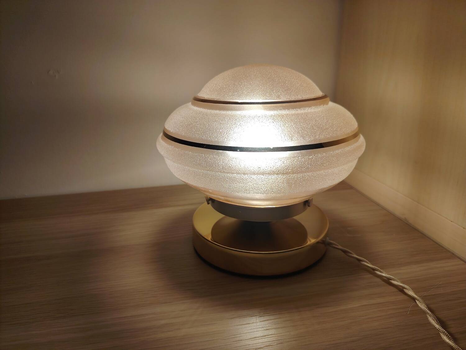 Frosted textured pink globe touch lamp