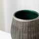 Vase en céramique gris et beige, poterie de studio danoise vintage des années 1970 avec texture incisée.