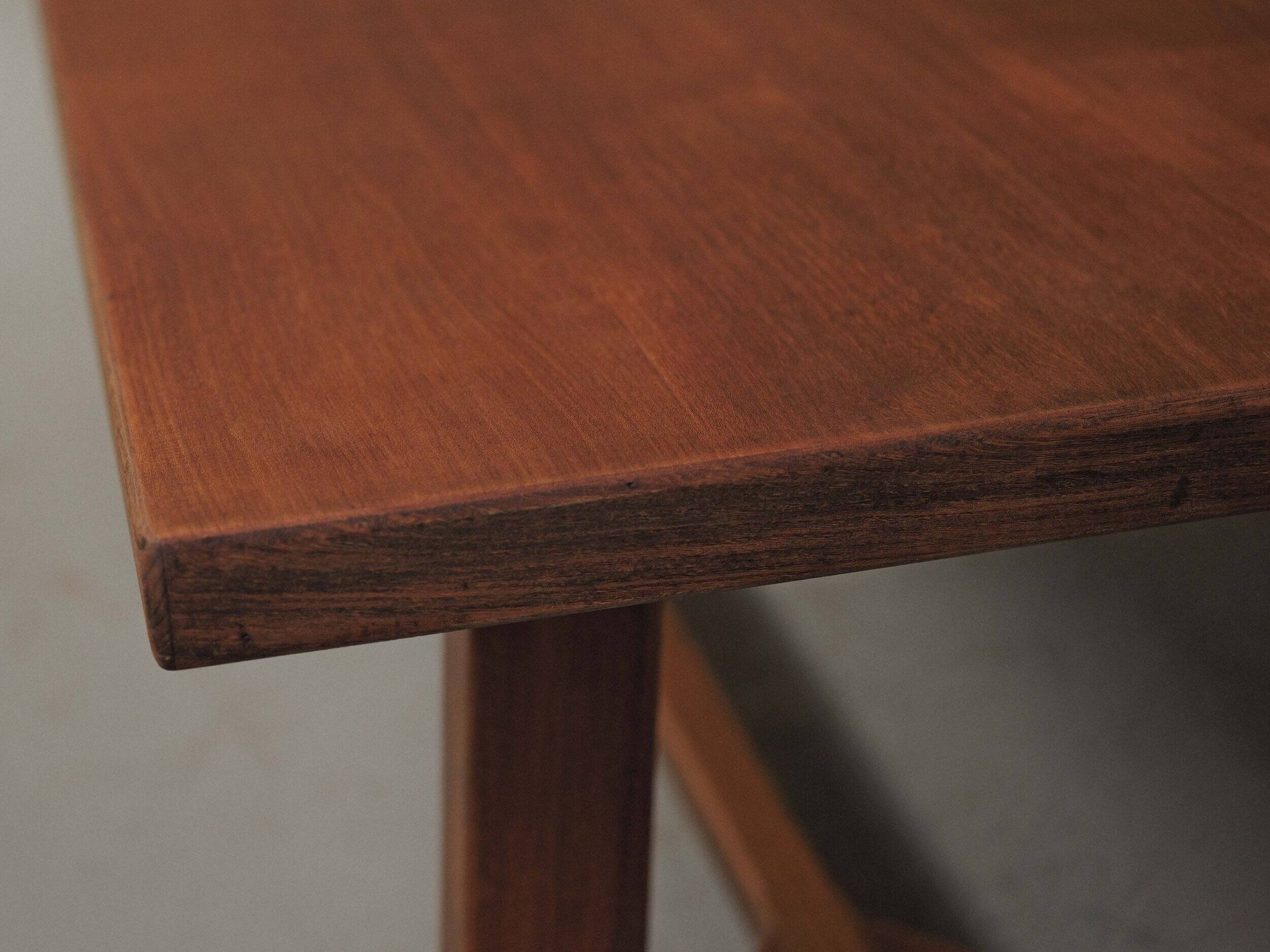 Grande table artisanale en chêne, France, vers 1970