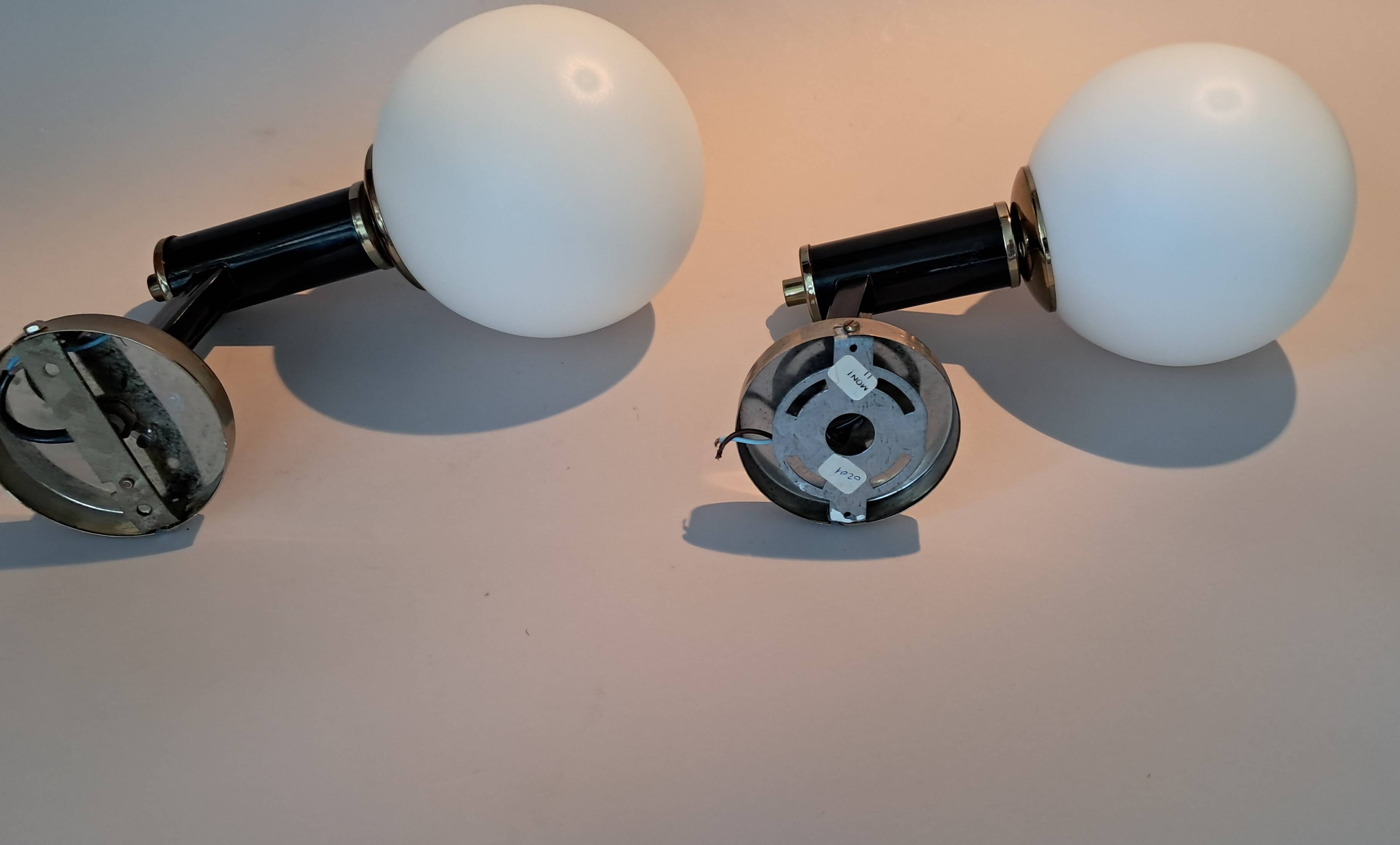 Pair of wall lights in gilded and black lacquered brass, Italy 1970/1980.