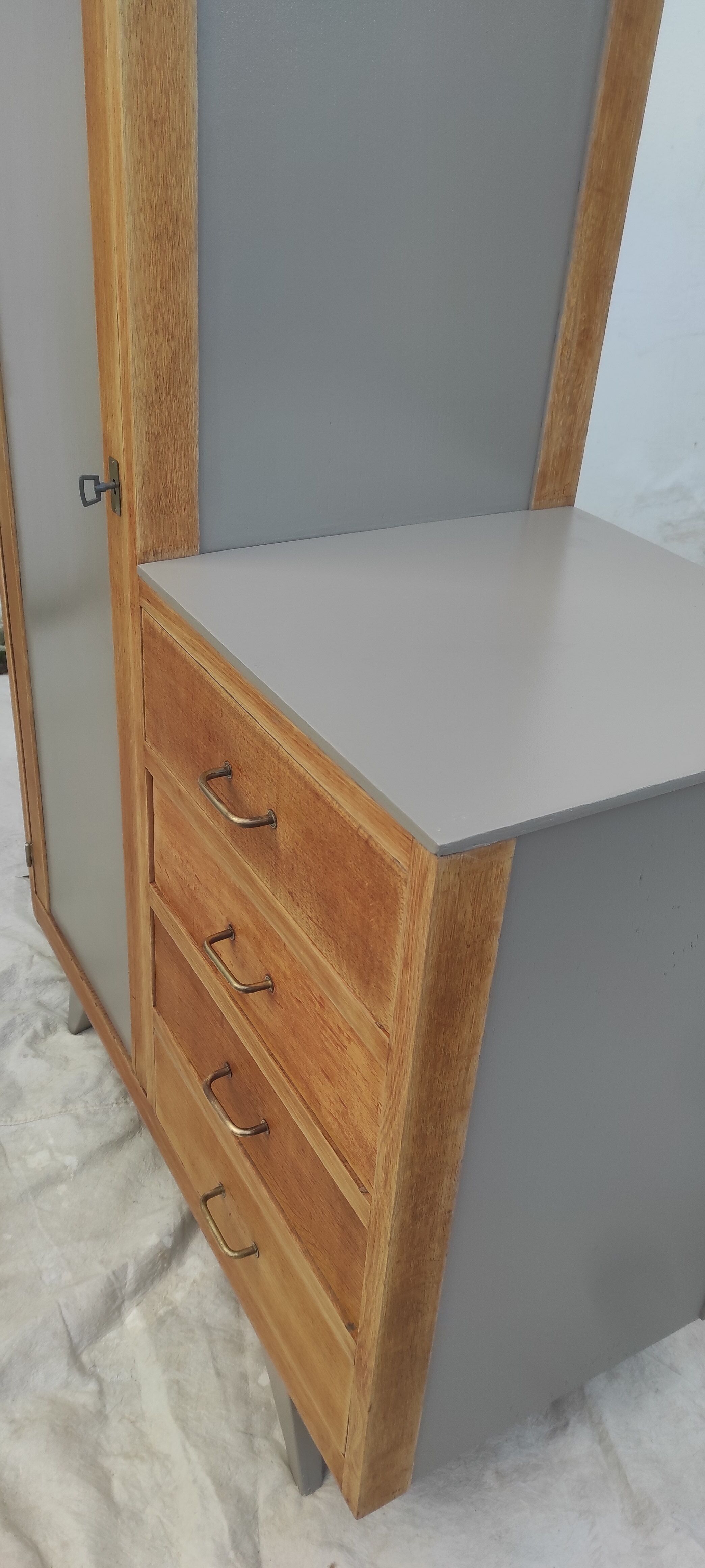 Armoire vintage