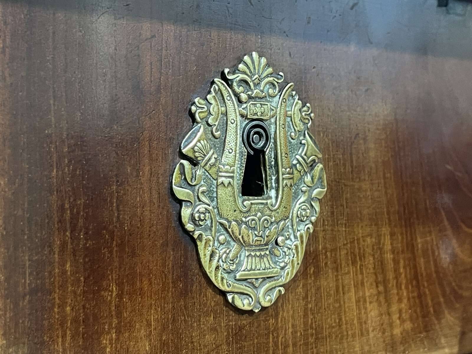 Buffet Empire début XIXème en acajou et dessus marbre noir