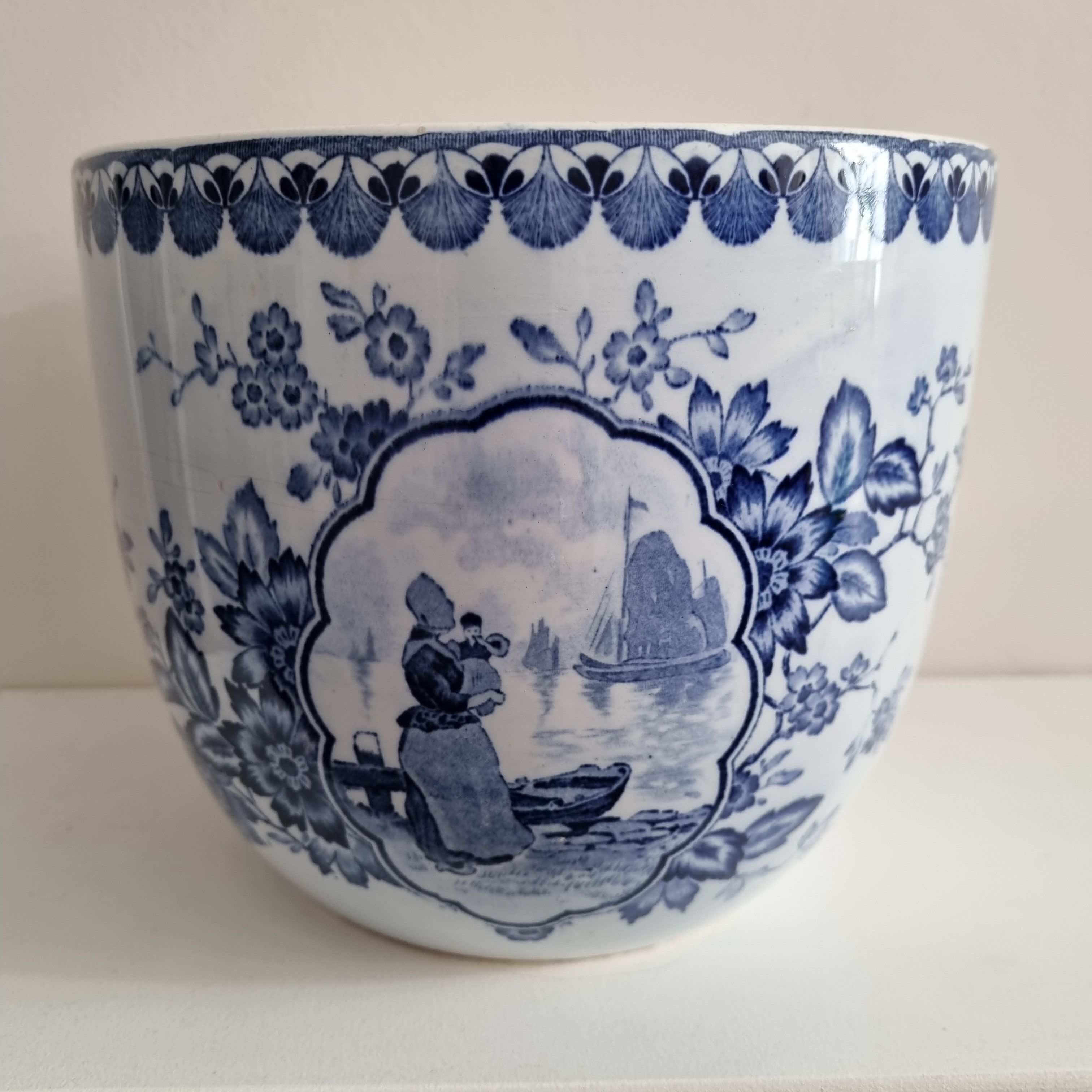 Vintage Villeroy and Boch earthenware pot cache