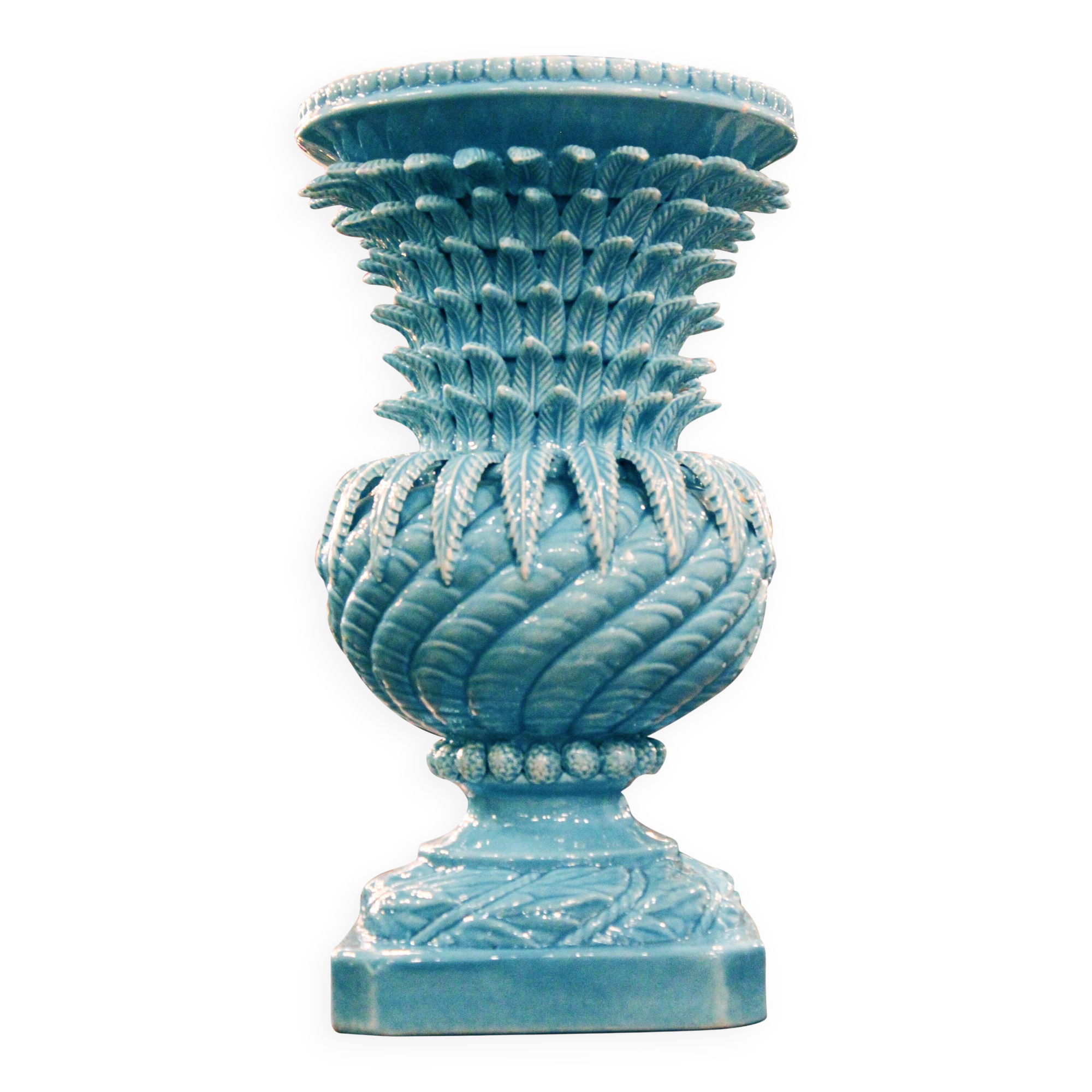 Ceramic vase from Manises with a floral decoration.