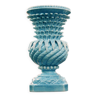 Ceramic vase from Manises with a floral decoration.
