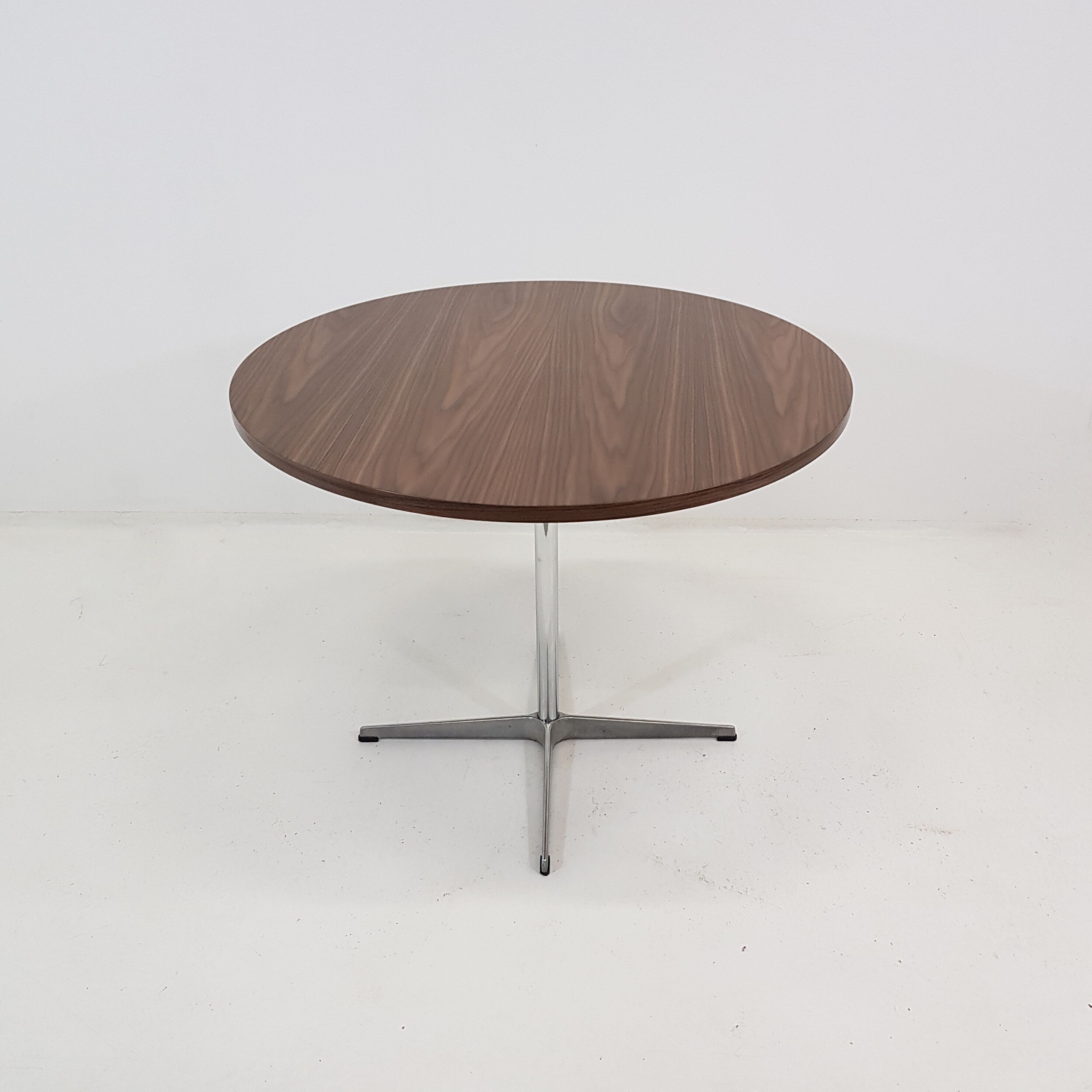Table par Piet Hein, Arne Jacobsen et Bruno Mathsson édition Fritz Hansen