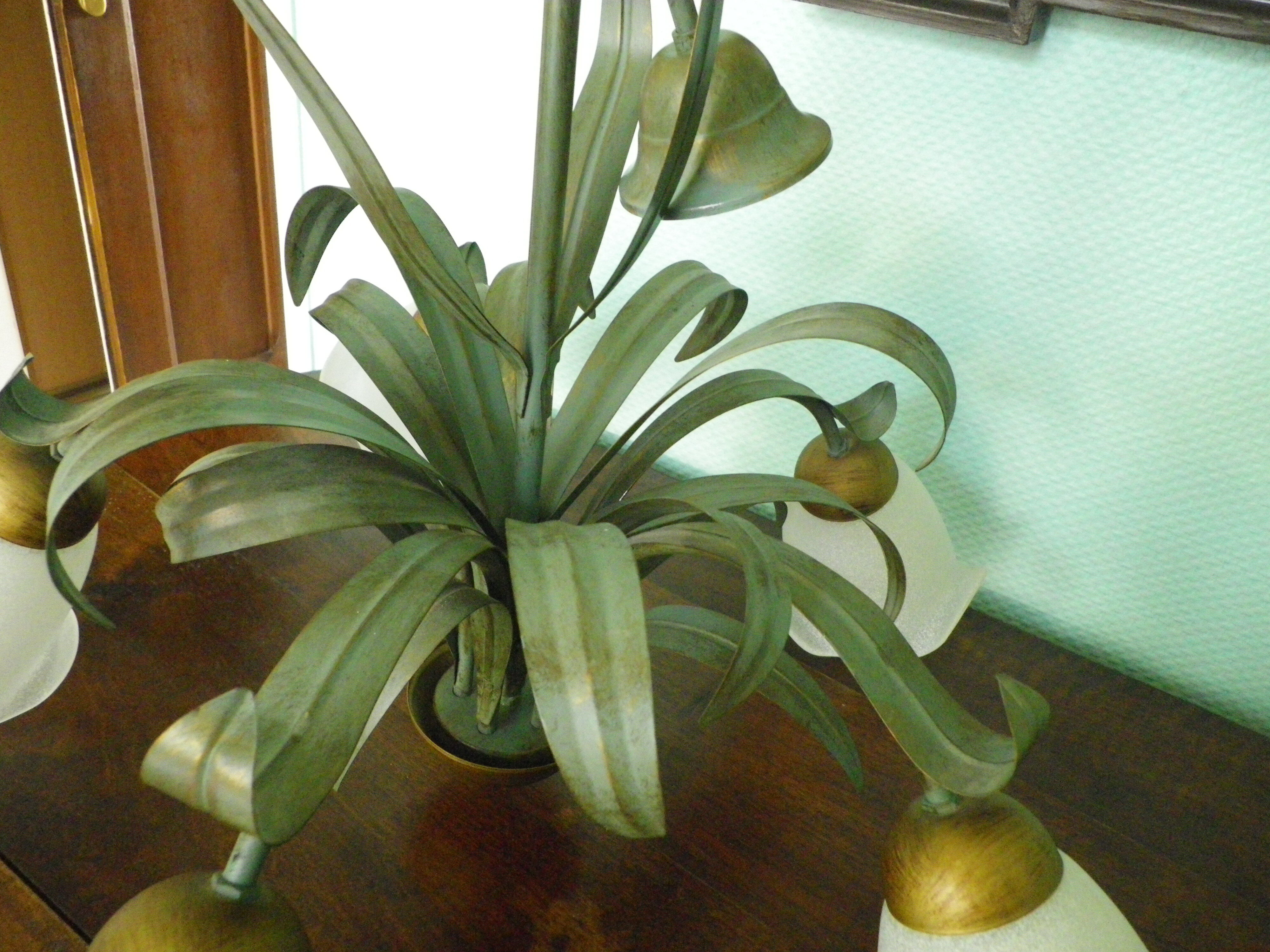 Chandelier of 5 corollas in white granite glass, central decoration with foliage 70s /80s