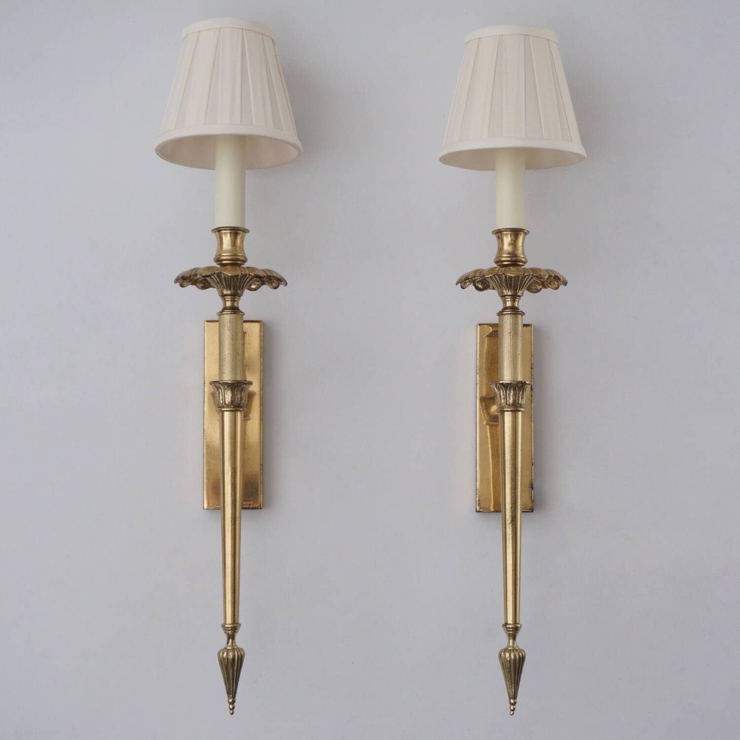 Paire de lampes murales en laiton de style néoclassique, acanthe, années 1950 françaises.