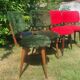 Chaises fourrures pieds compas