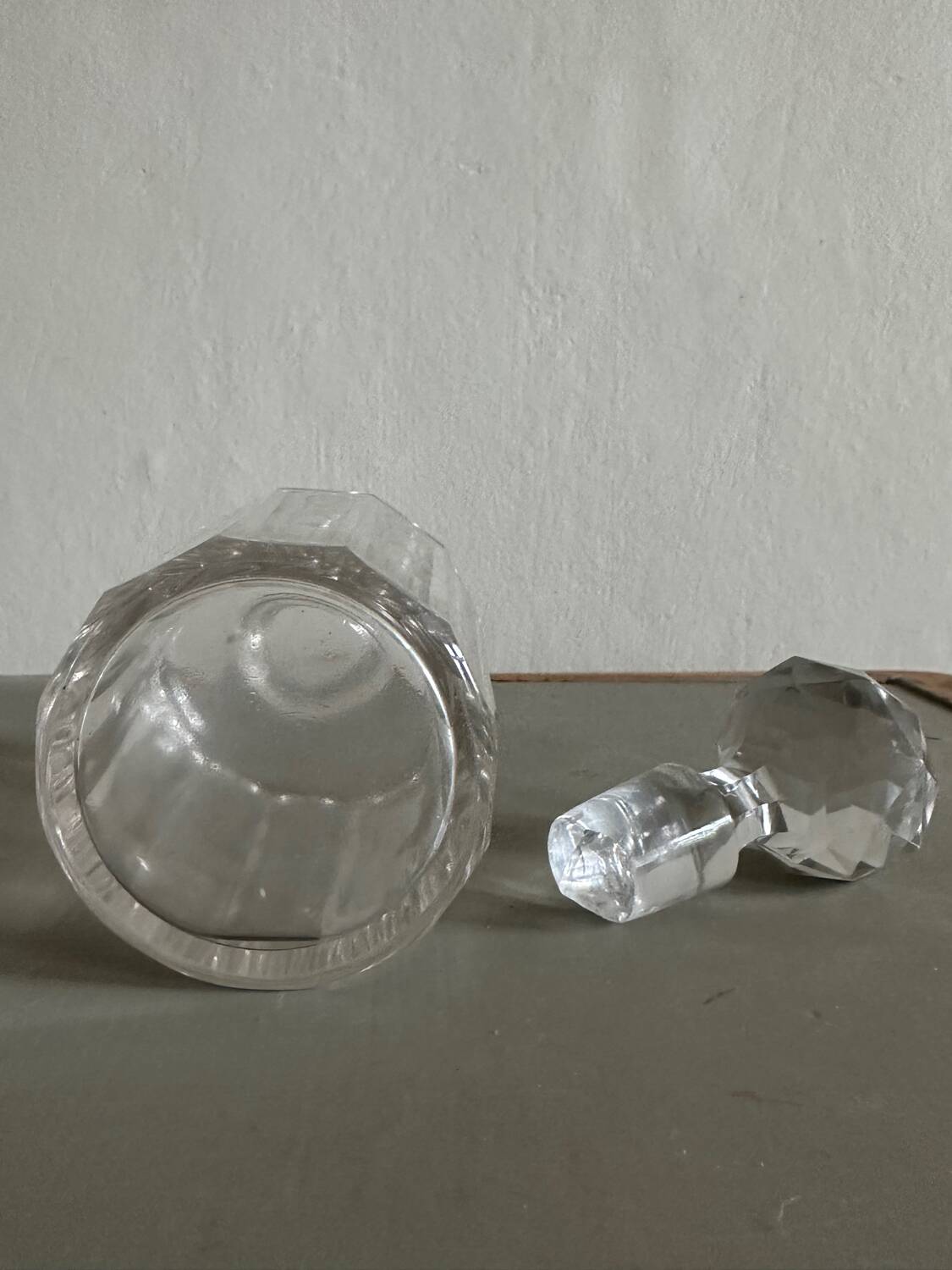 Glass bottle and its glass stopper