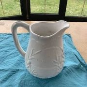 Carafe le héron en ceramique émaillée blanche barbotine