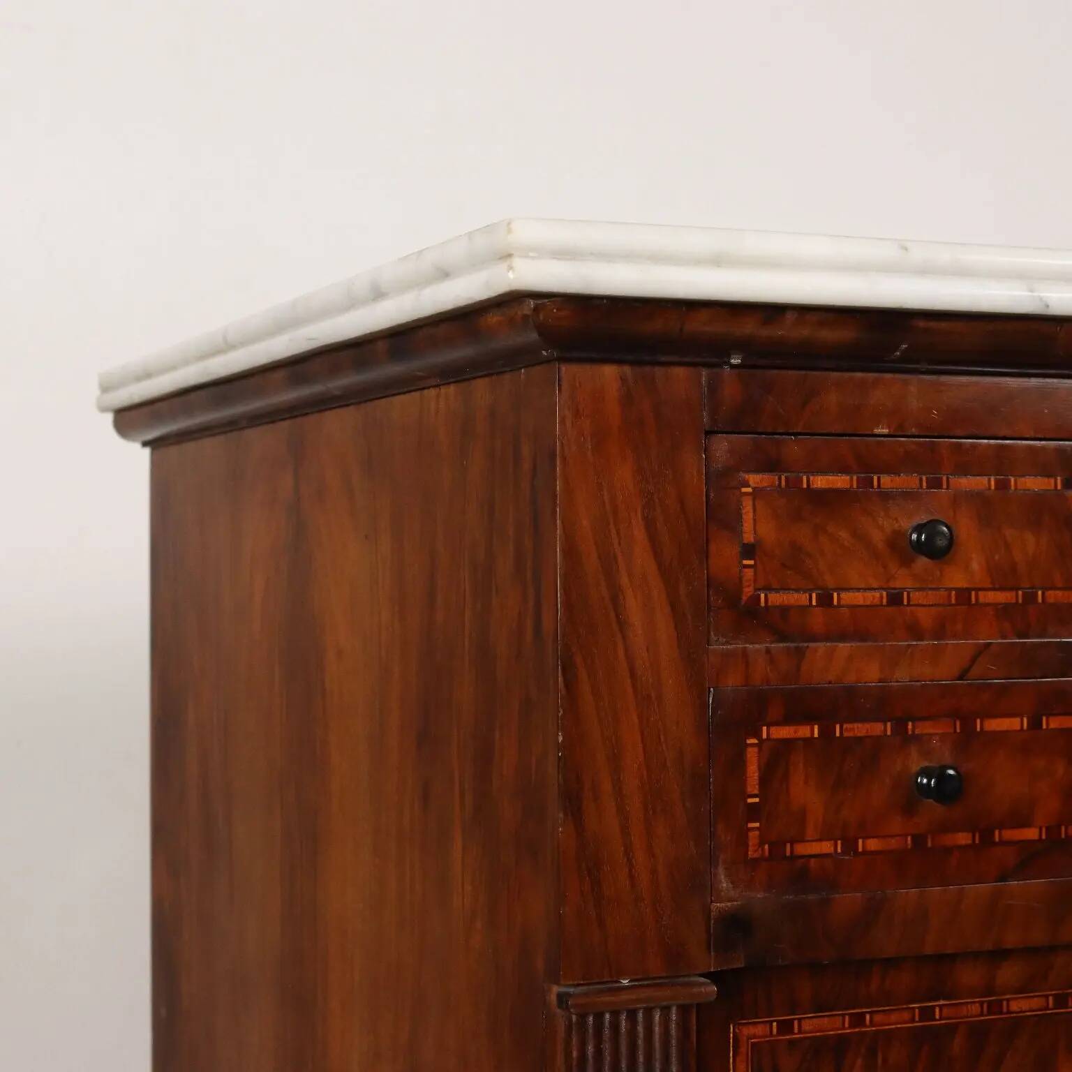 Antique buffet in Eastern European walnut, 19th century.