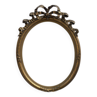 Oval medallion frame in wood and gilded stucco, Louis XVI style knot