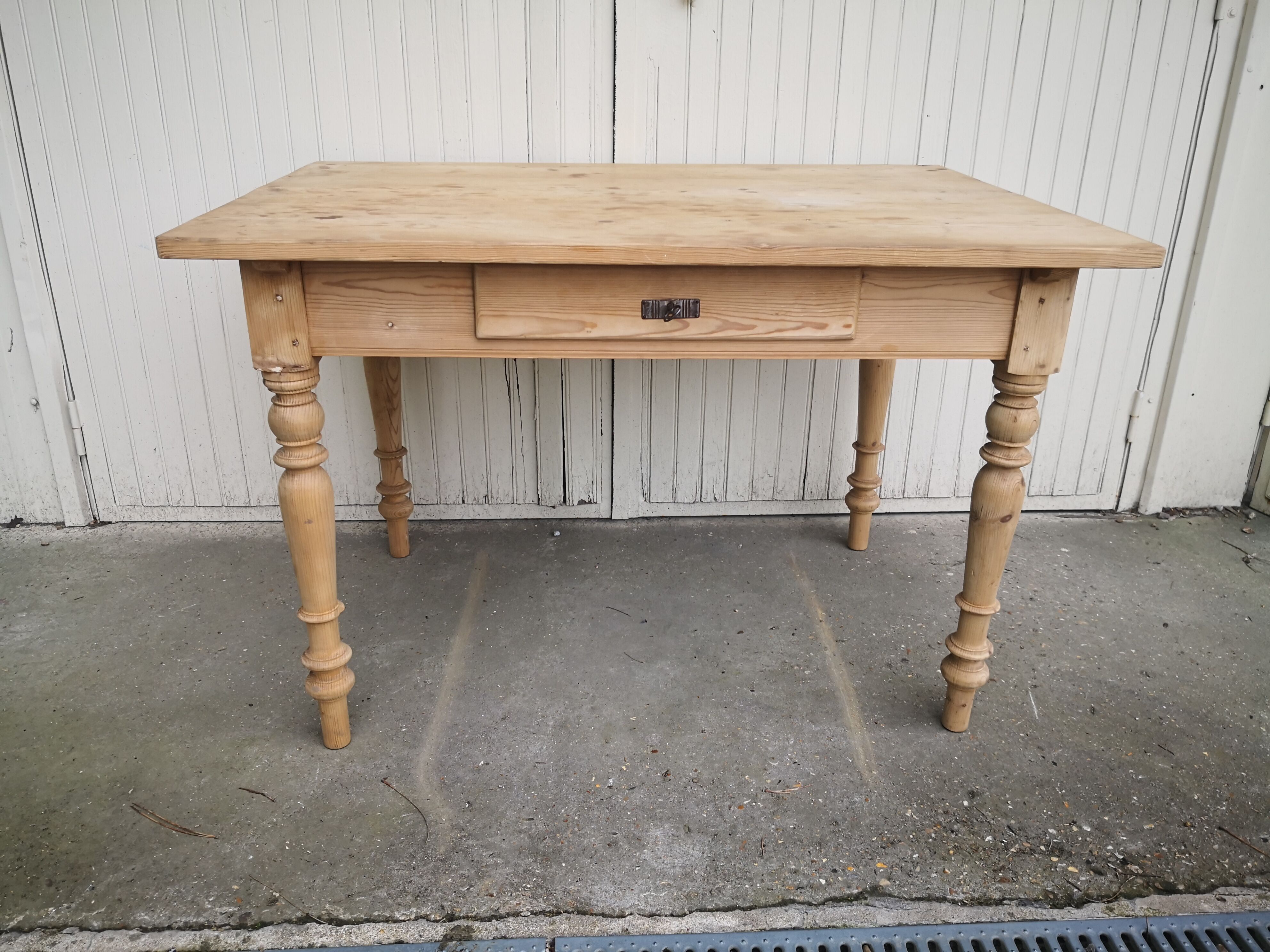 wooden dining table, vintage, turned legs, firm table style