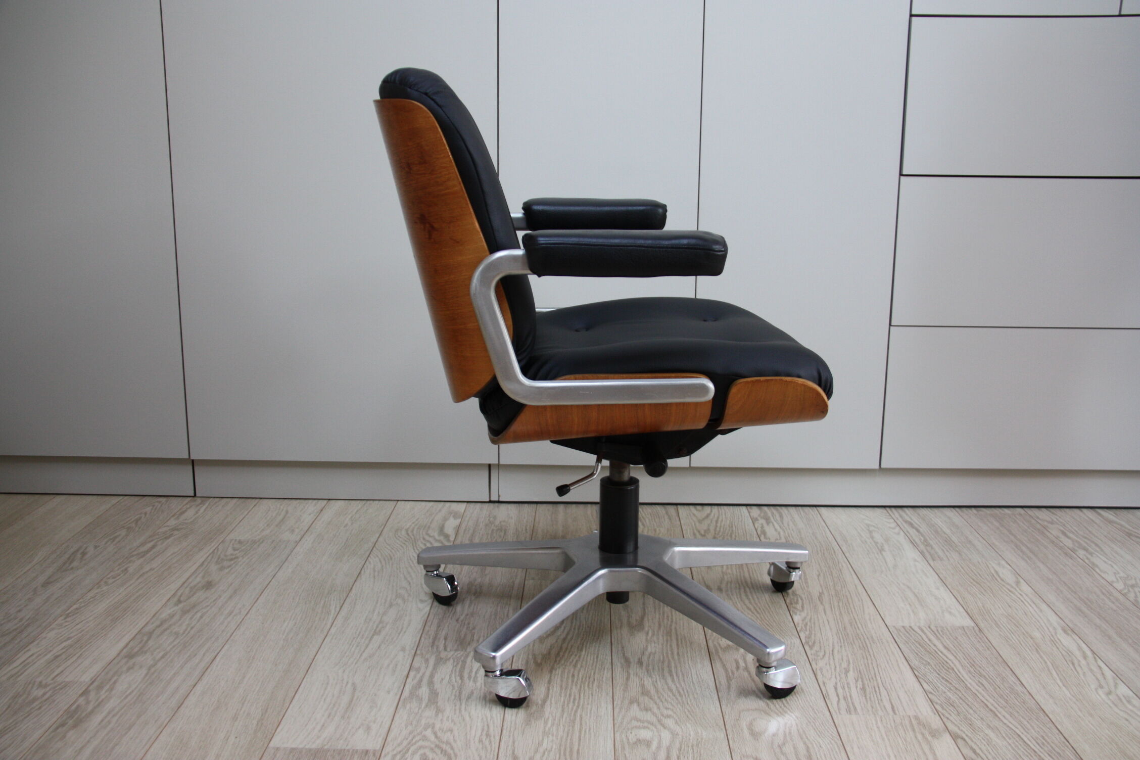 Vintage swivel office armchair in black leather and wood by Giroflex 60s