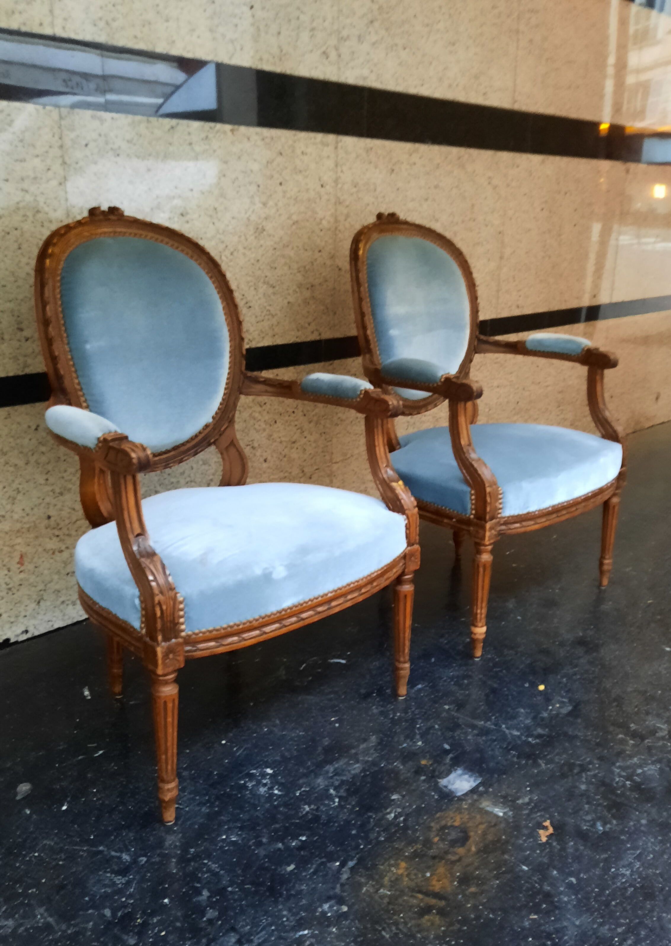 Paire de fauteuils medaillon de style Louis XVI