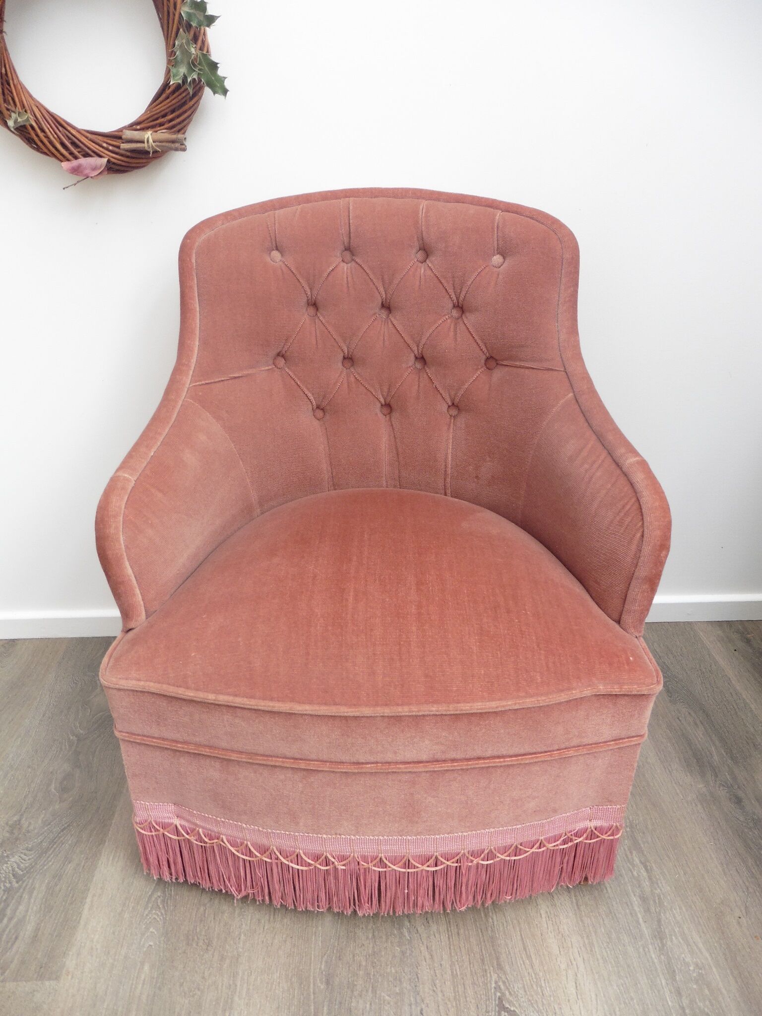 Armchair toad and its footrest in old pink velvet