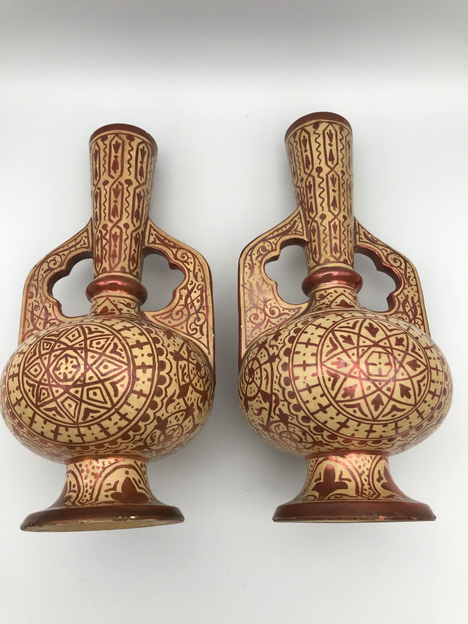Pair of vases in faïence hispano mauresque decoration arabasques irise reflections metal