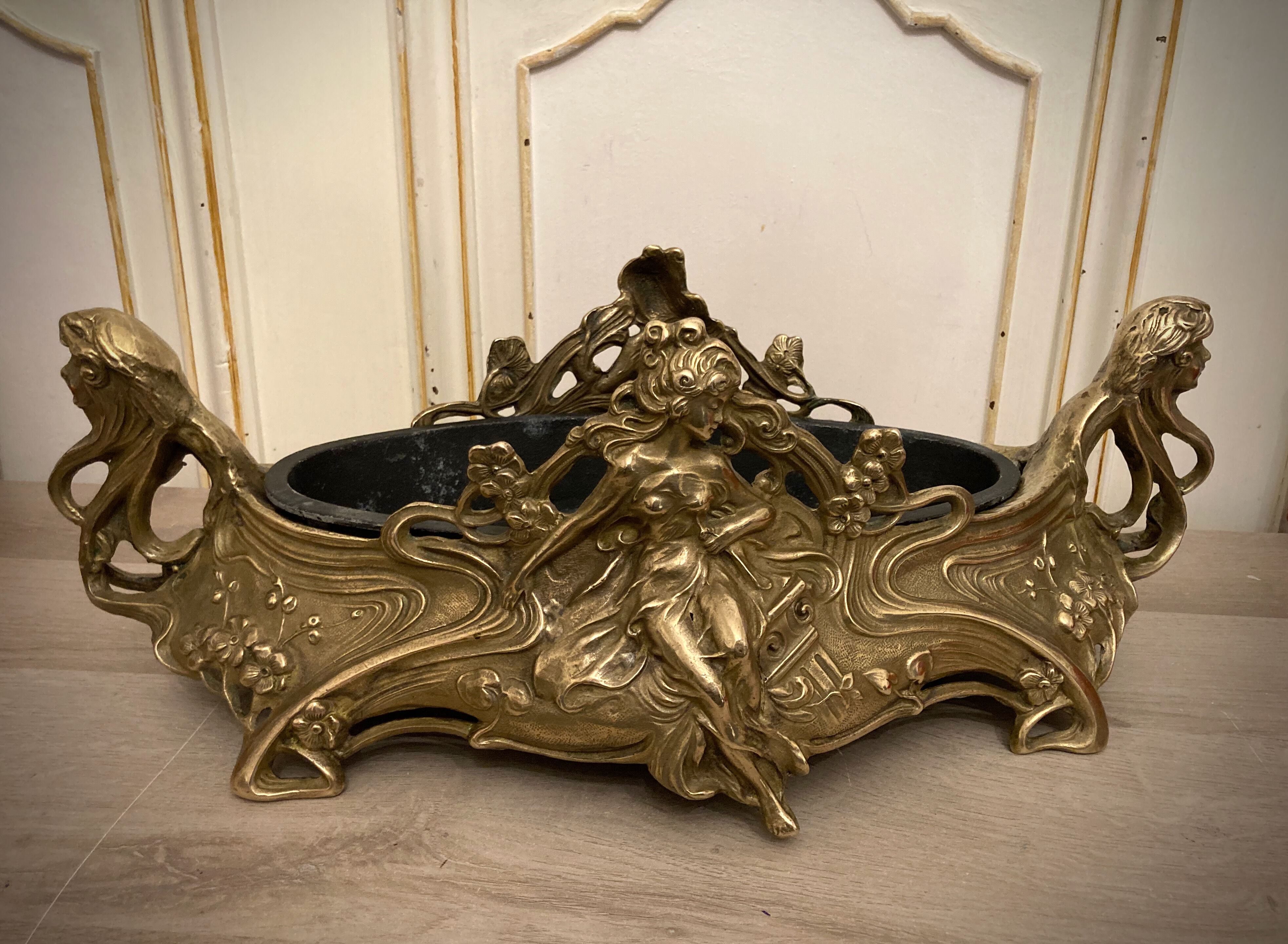 Large planter in gilded bronze Art nouvelles