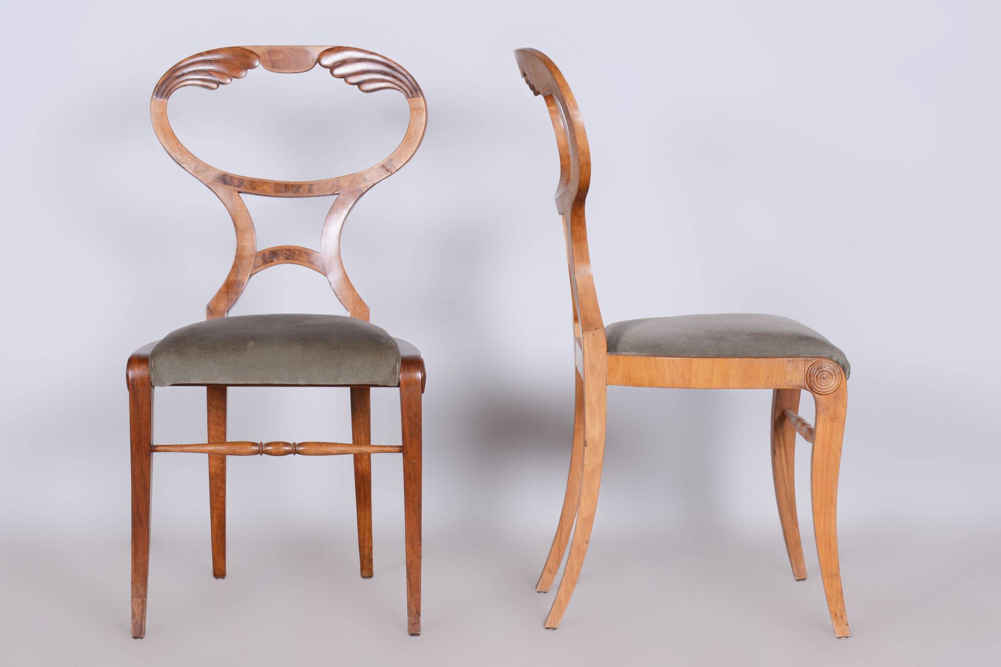 Ensemble Biedermeier restauré de quatre chaises en chêne et noyer, Vienne, Autriche, années 1820