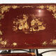 Série de trois tables gigognes laquées rouge à décor or de style asiatique, XIXe