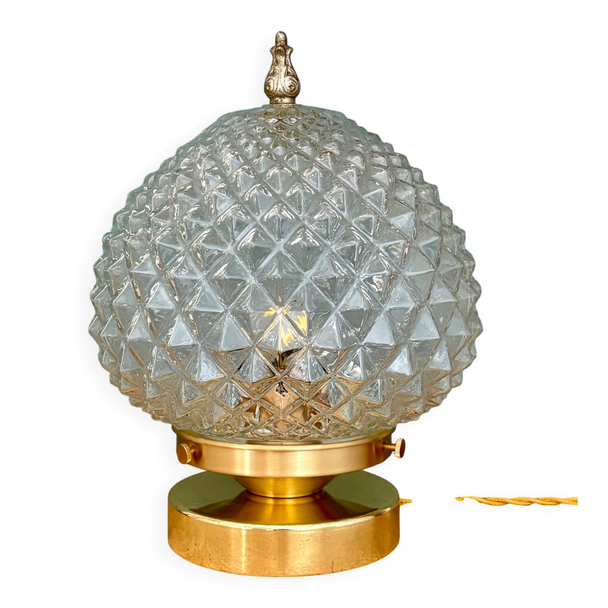 Vintage globe table lamp in moulded glass with diamond points.