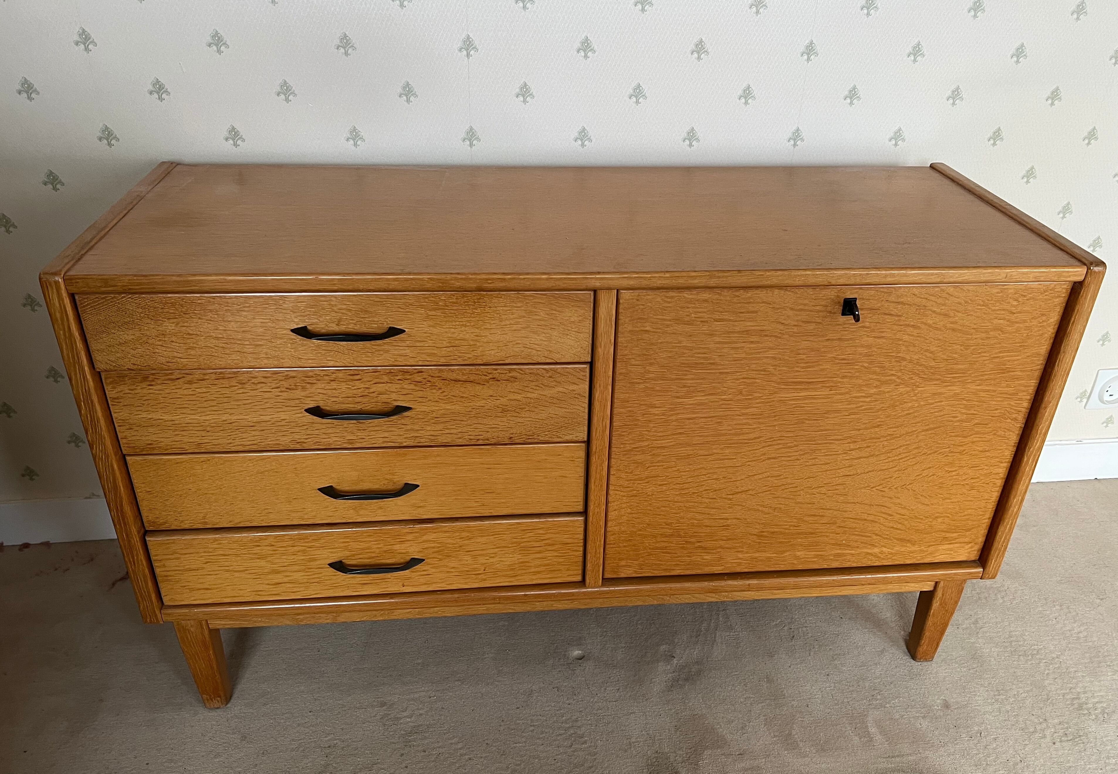 Row with drawers and bars