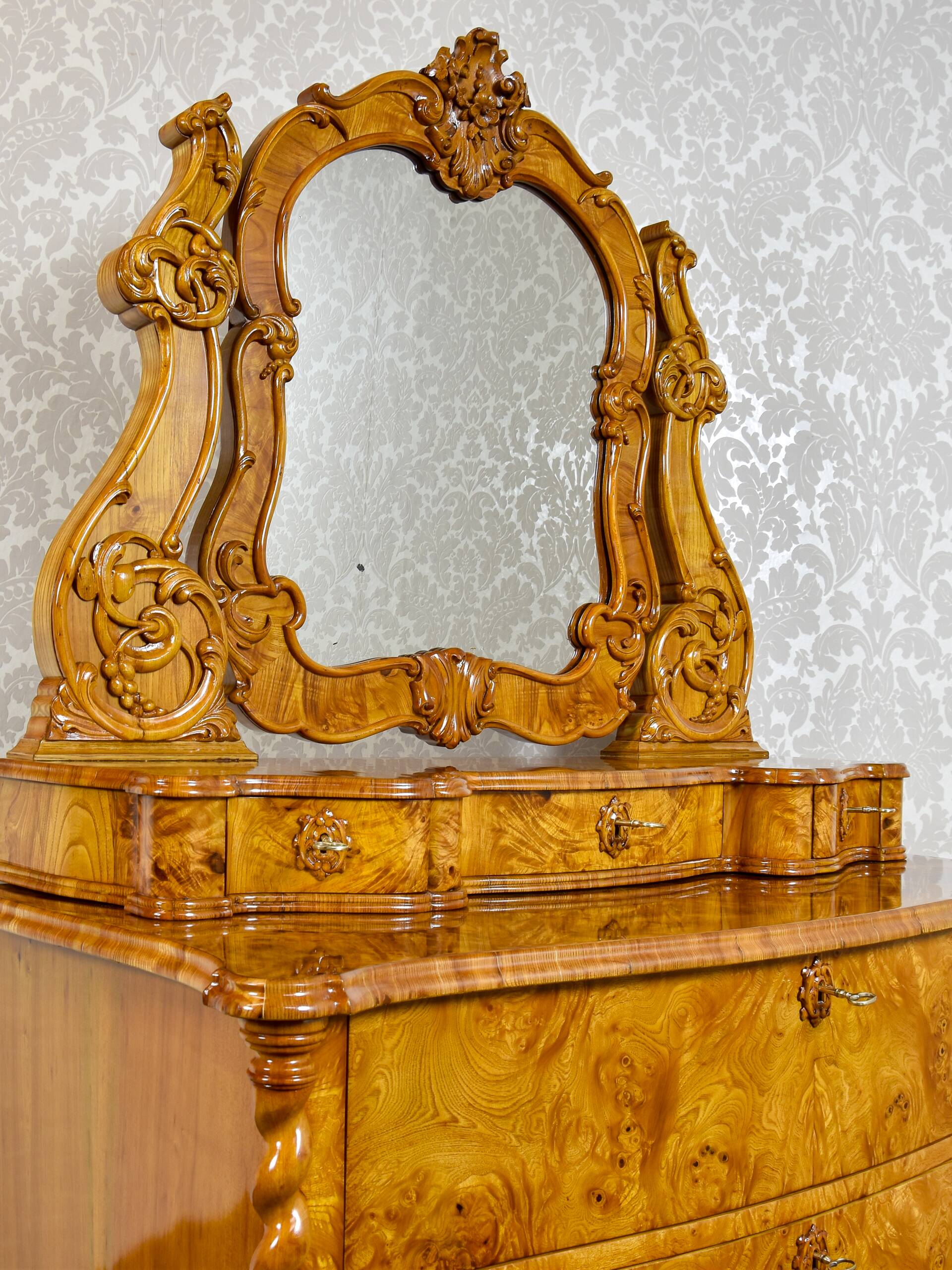 Commode coiffeuse Louis-Philippe en loupe d'orme et frêne - env. 1840-1860