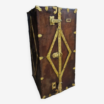 Trunk exceptional cabin old leather and brass