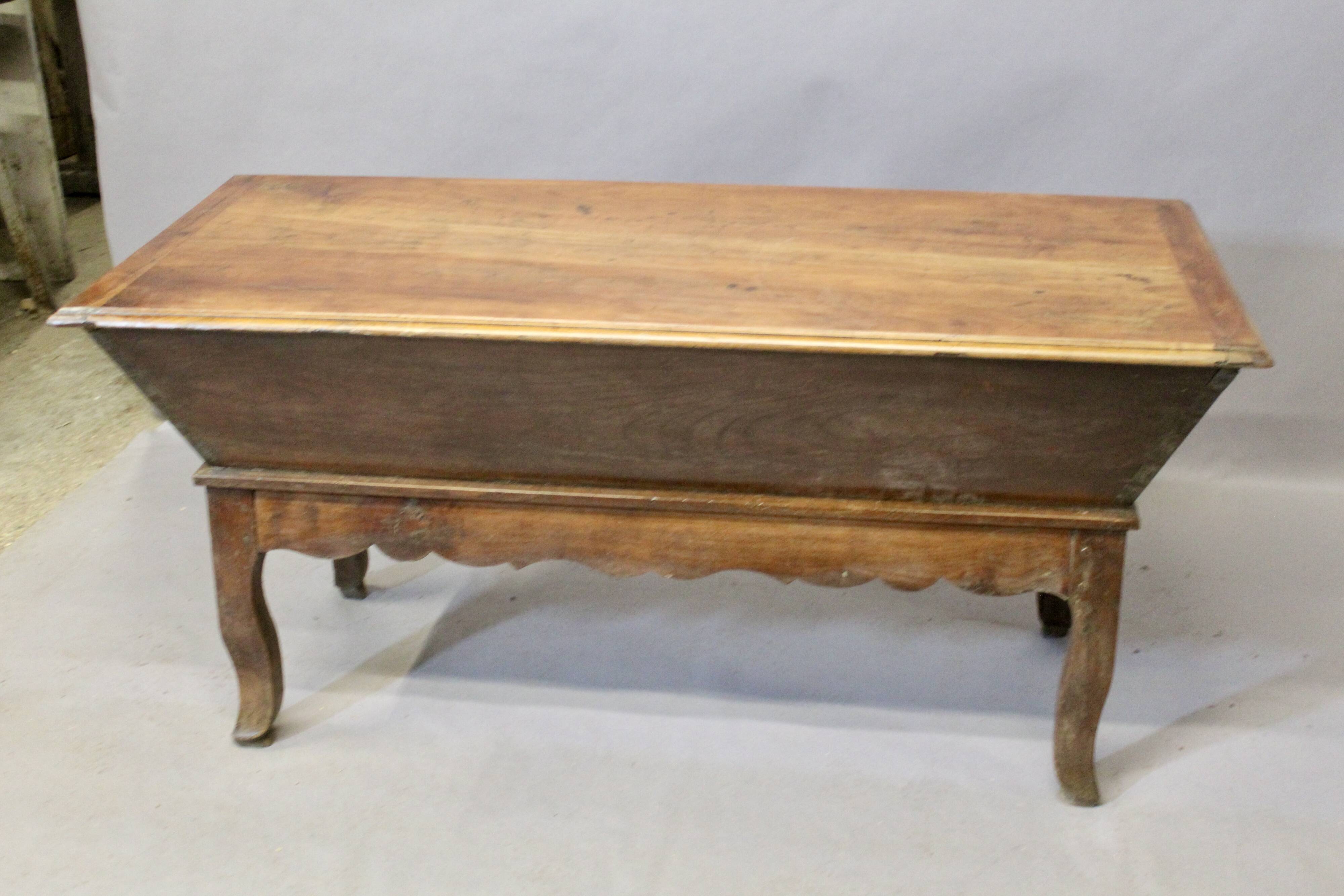 Pétrin en merisier Louis XV