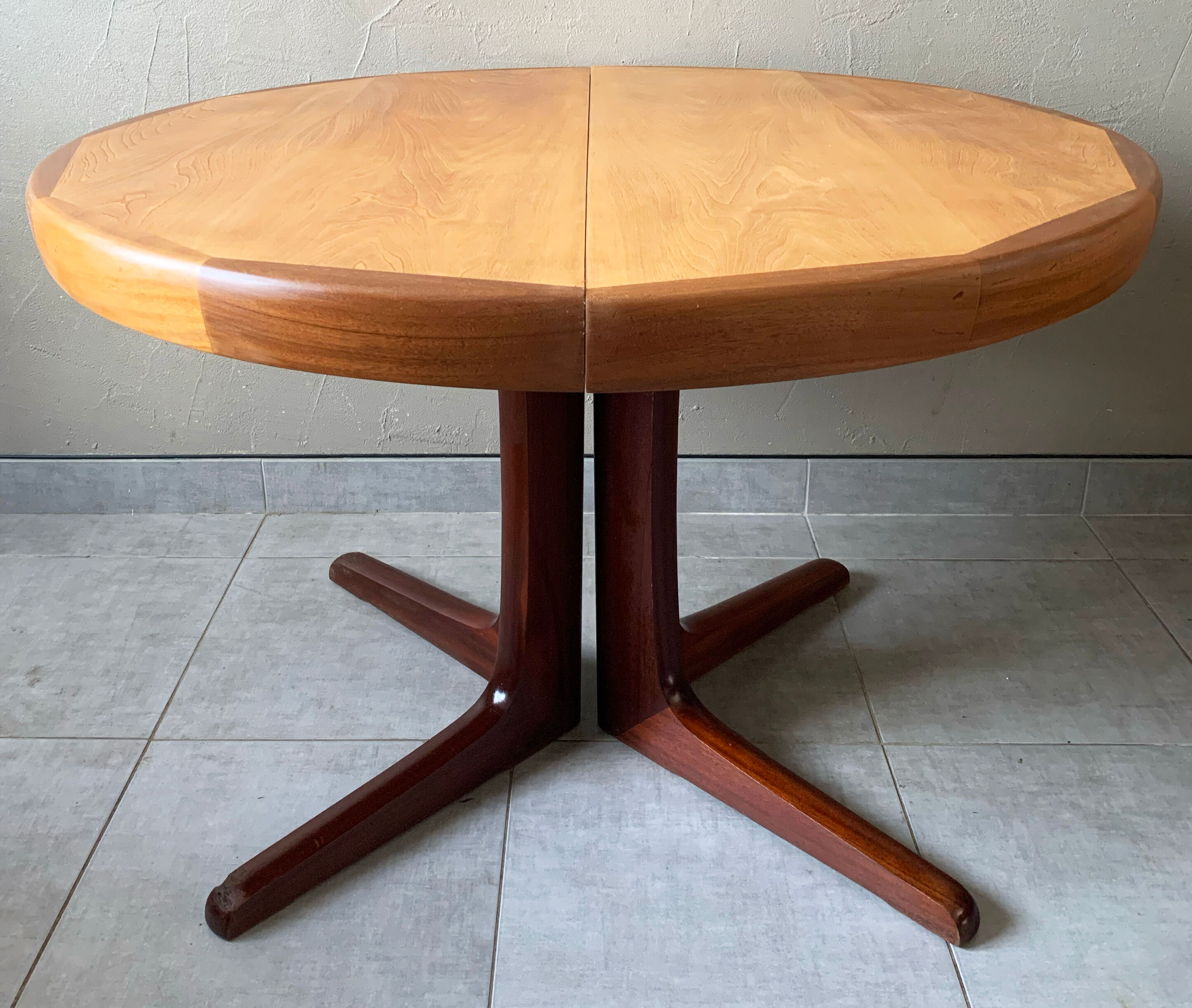 Vintage round Scandinavian table with extendable star center leg