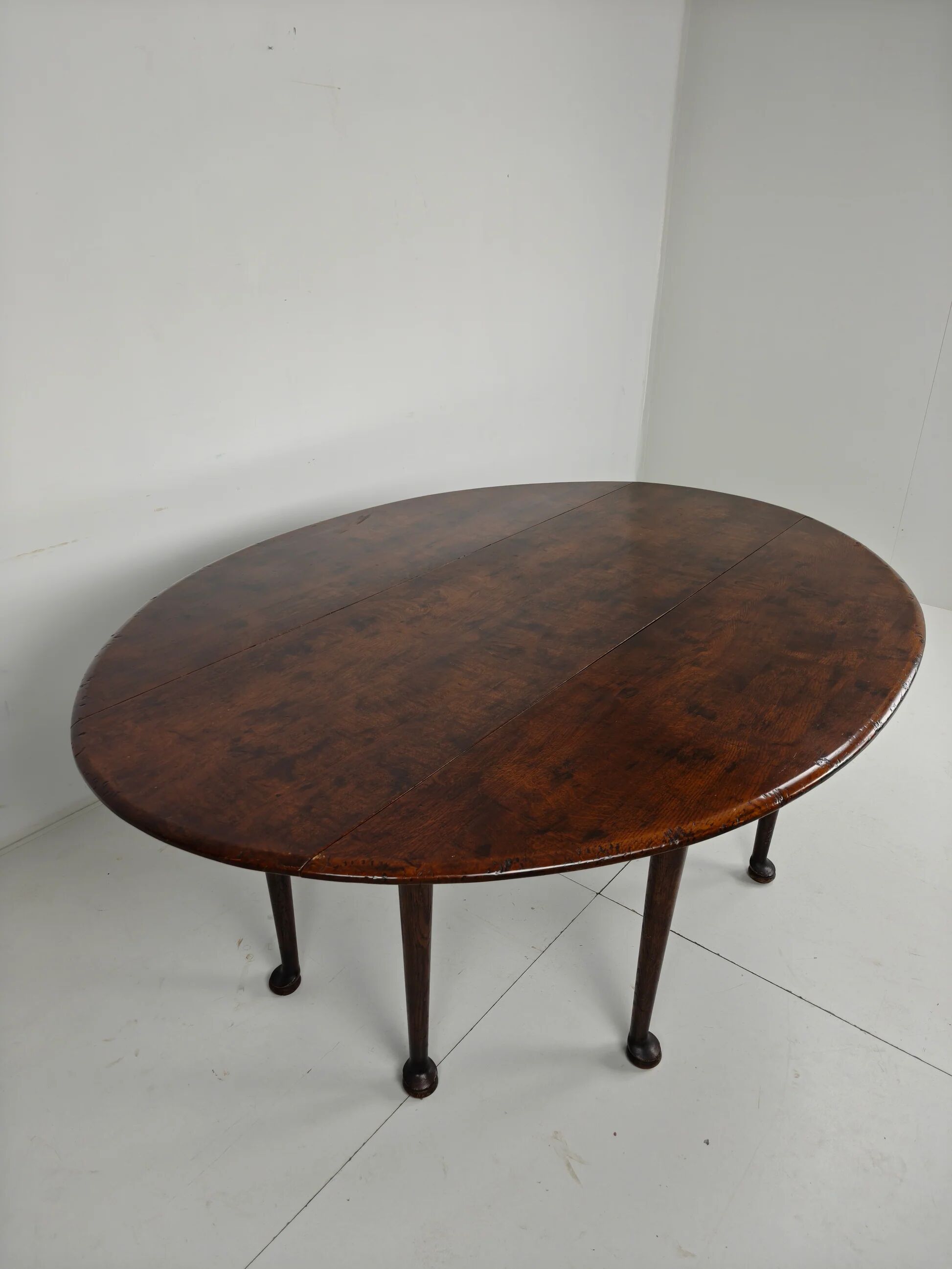 Antique English drop-leaf dining table – Victorian – 8 legs – oval shape – seats 8