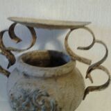 Pot ancien en terre sculpté sur les côtés et anse en fer forgé