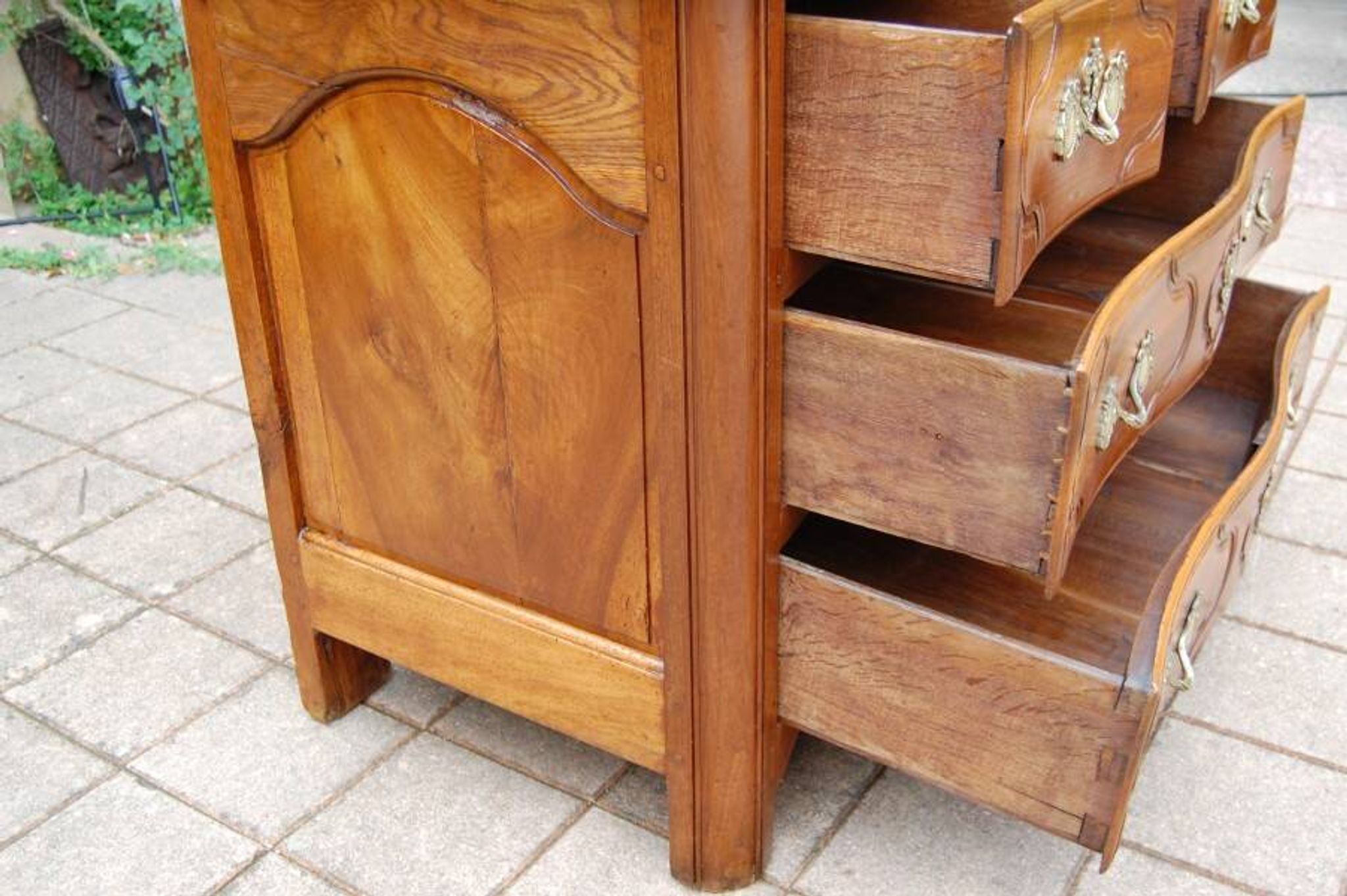 18th-century Louis XV period Parisian commode in walnut.