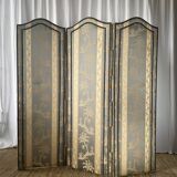 Antique Chinoiserie-style screen from the early 20th century in damask silk.