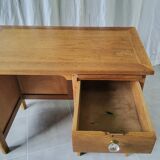 Expandable child desk