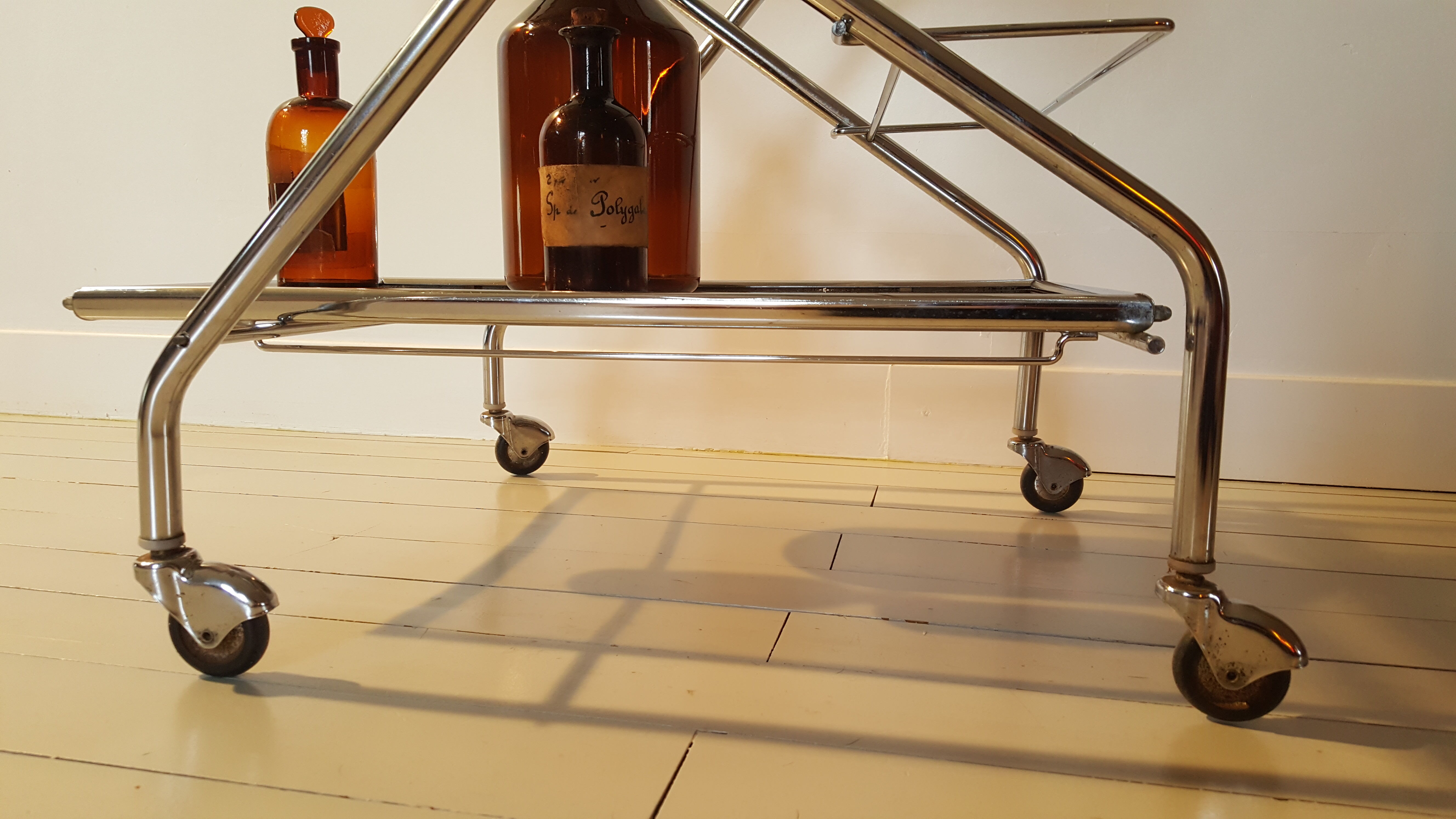 Vintage dessert with foldable wheels