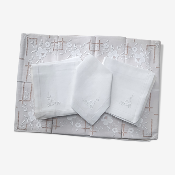 Service de table brodé, nappe de 1m70 x 3m50 et 18 serviettes