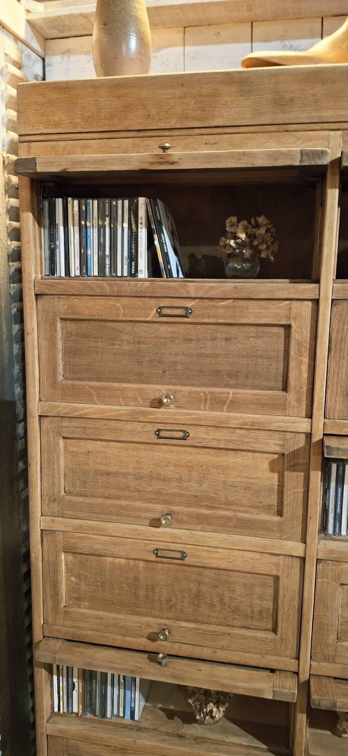Trade cabinet with flaps