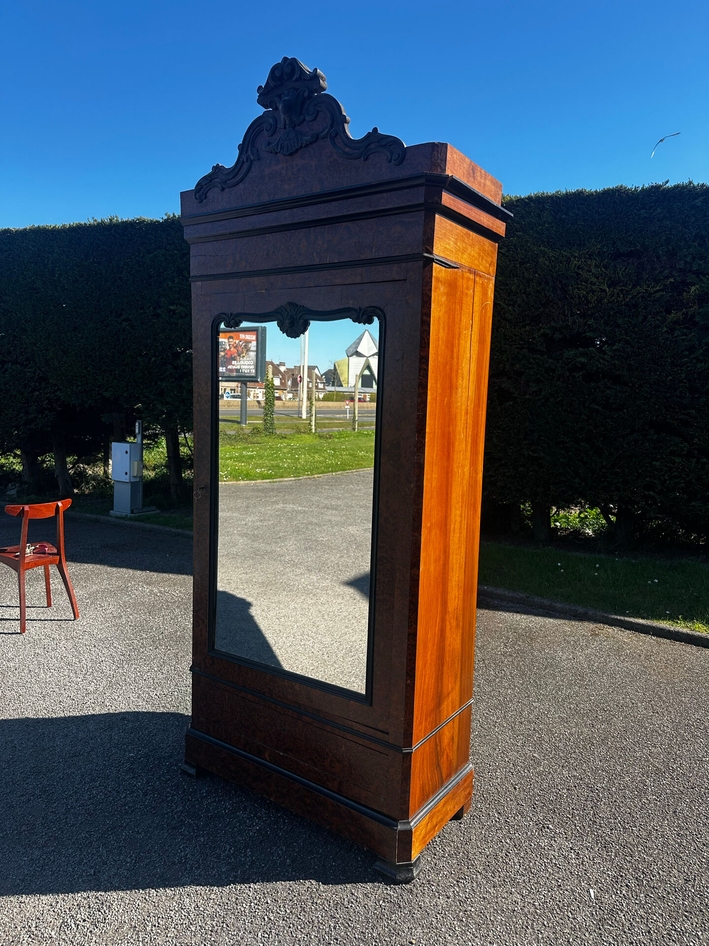 Armoire à glace Napoléon III en placage de loupe