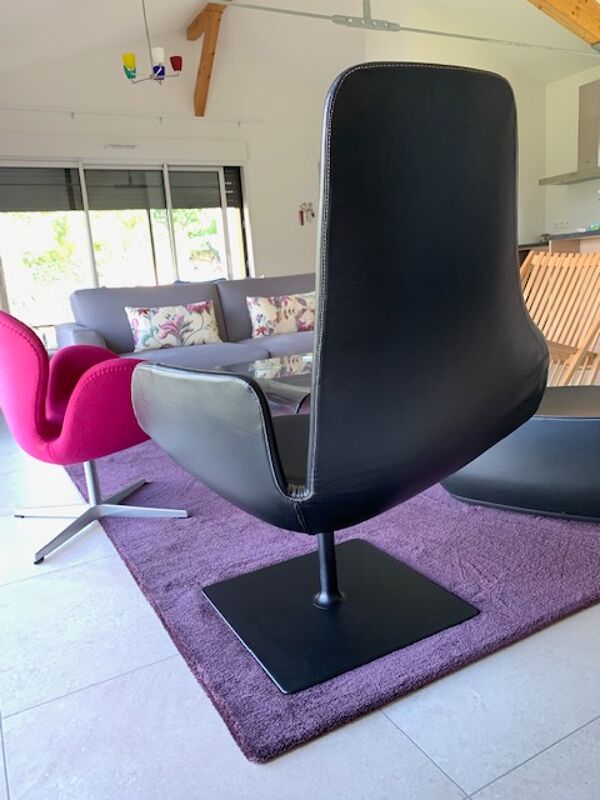 Fauteuil Fjord Moroso avec son pouf, design Patricia Urquiola 2002, acier et cuir lisse noir
