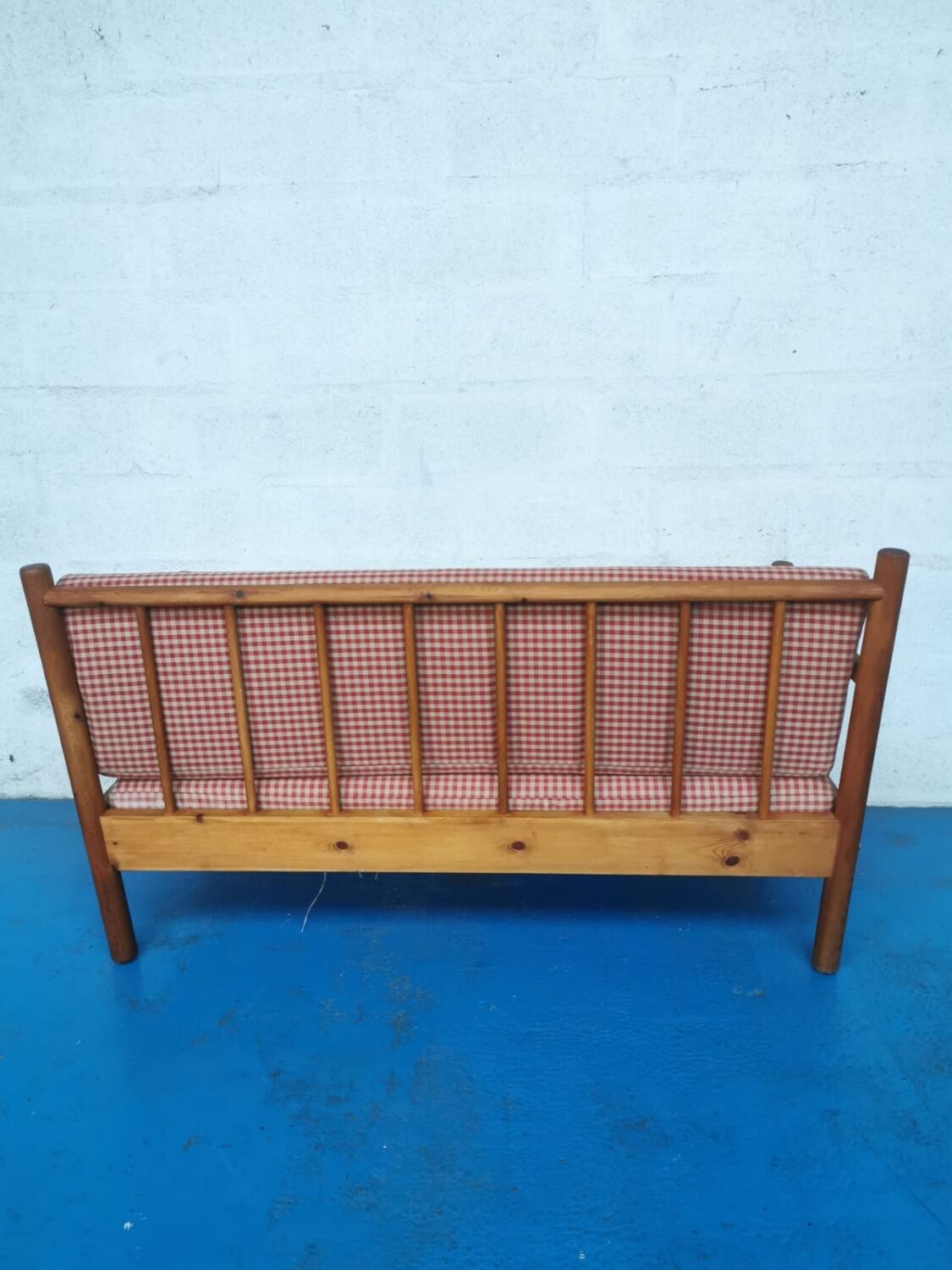 Bench in pine and gingham fabrics
