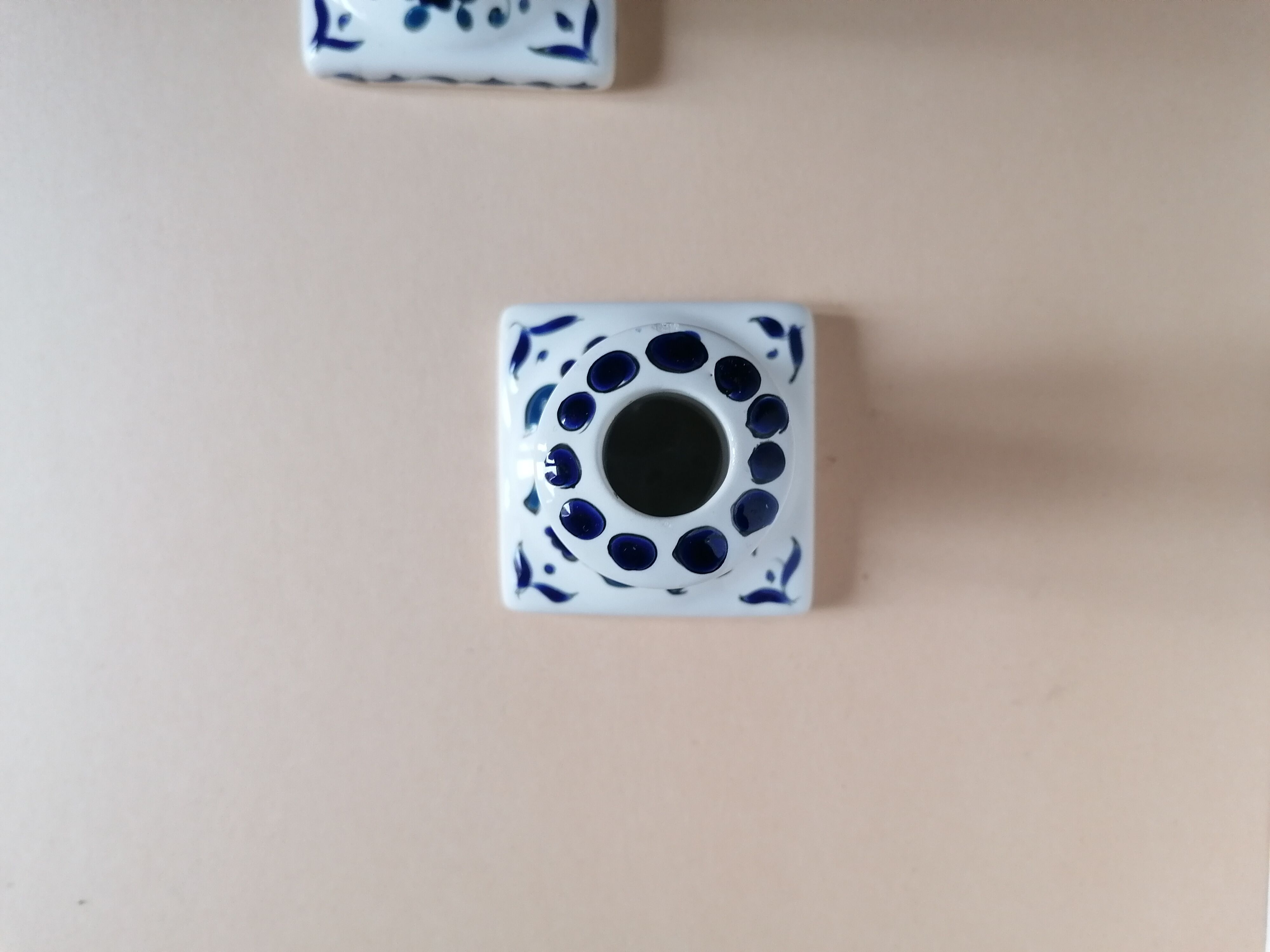 Paire de bougeoirs décor en émaux blanc et bleu