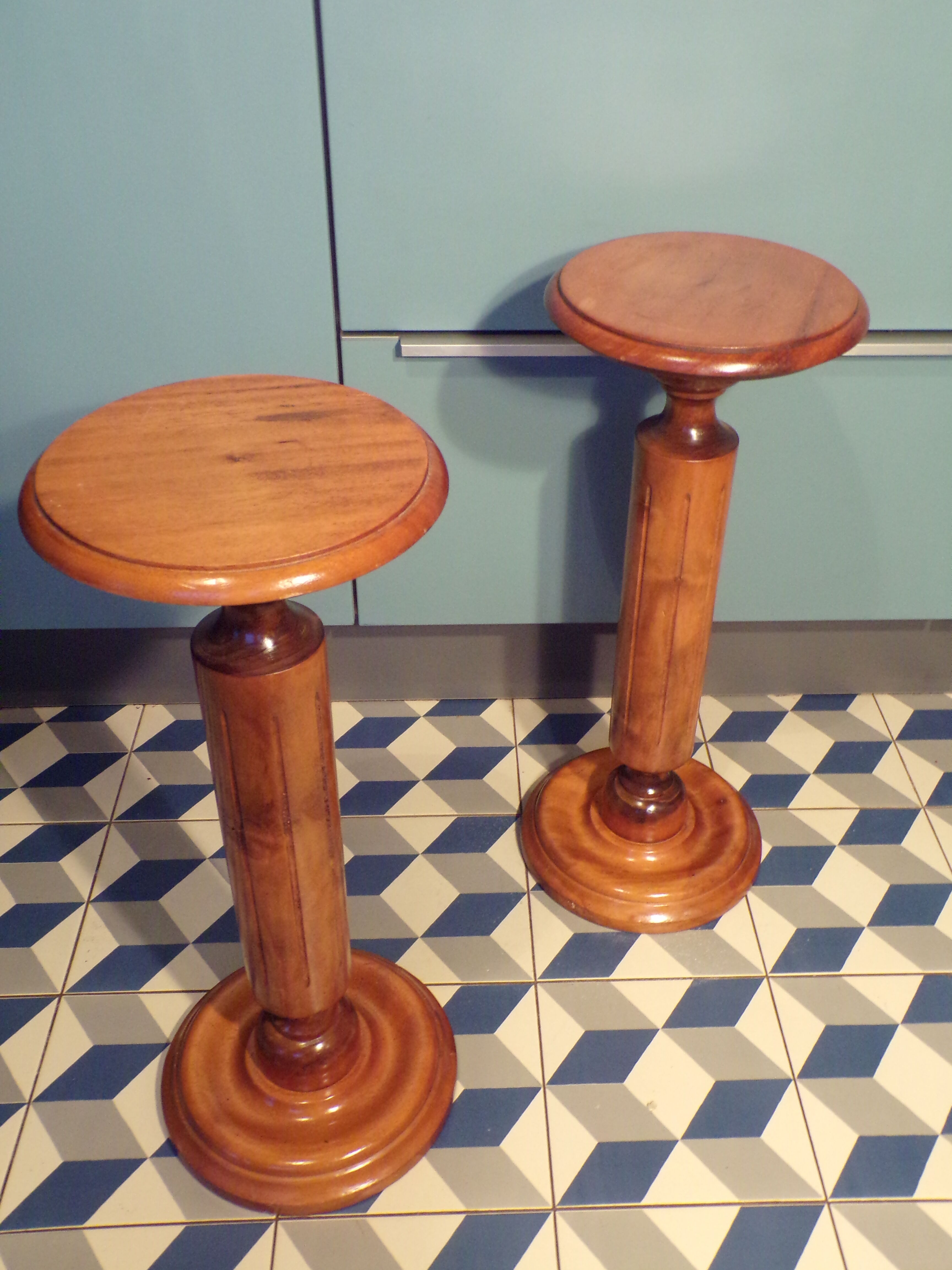Duo of turned wooden ancinne selettes