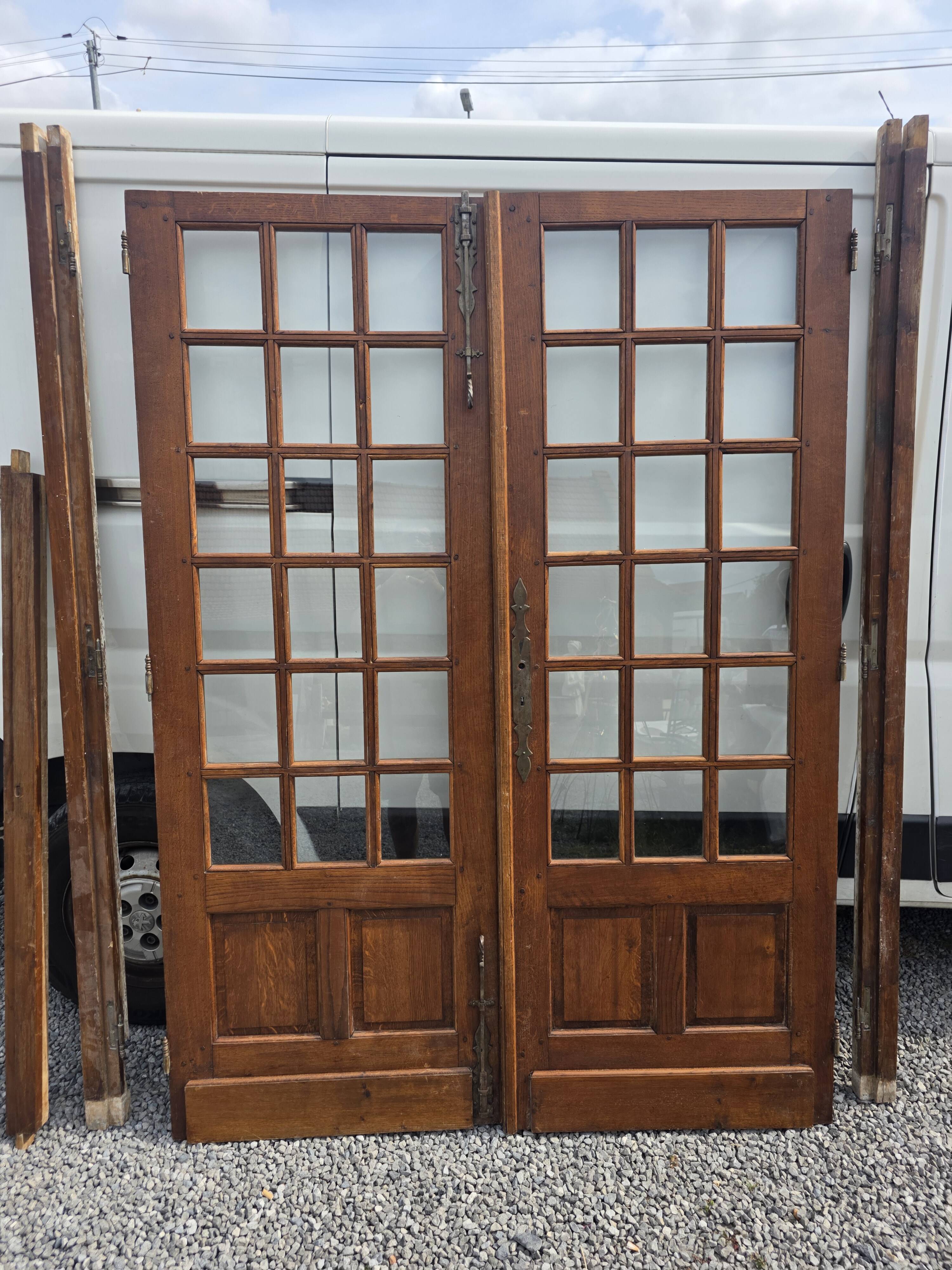 Paire de portes de séparation en chêne petits carreaux XXe