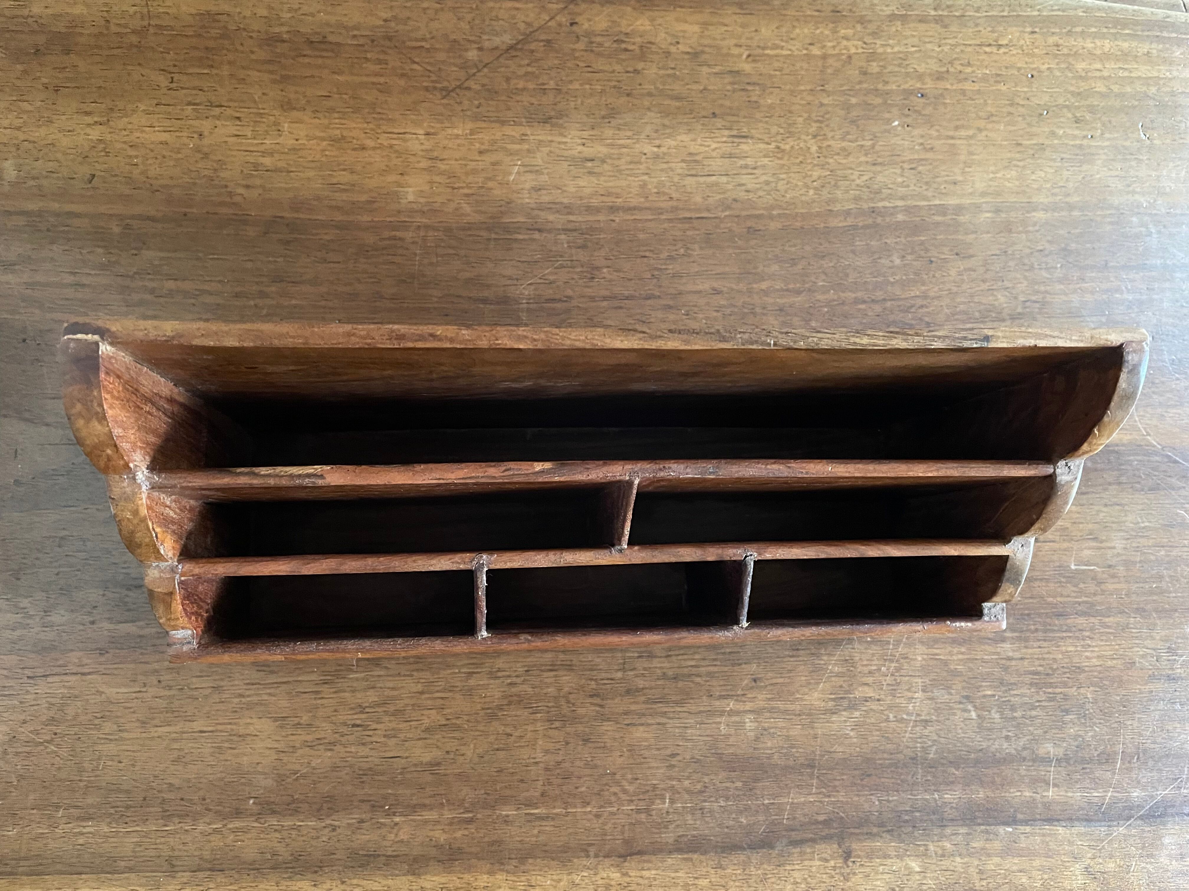 Porte courriers en bois sculpté