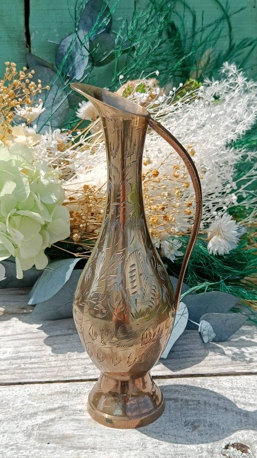 Carafe vase in chiseled brass