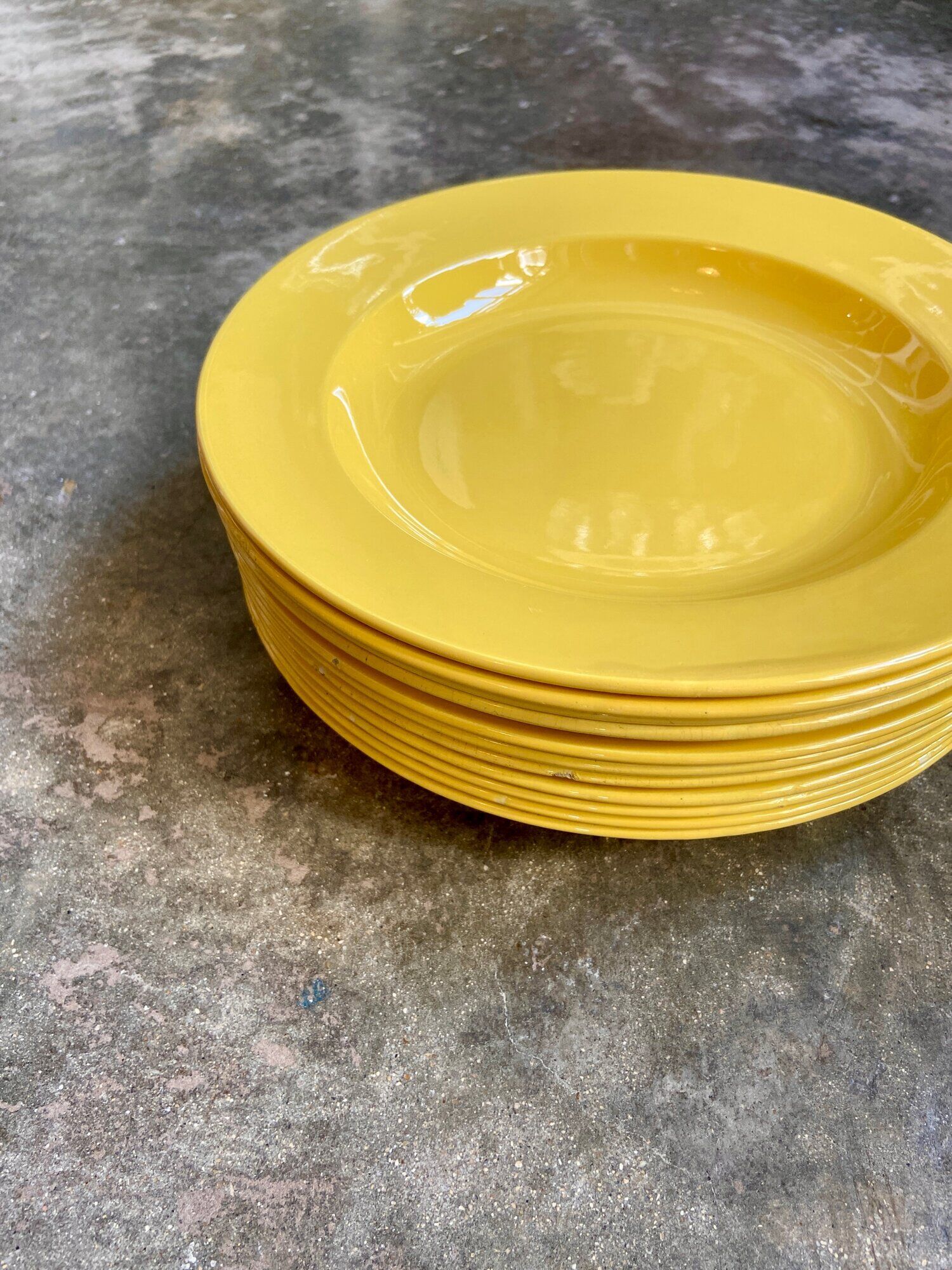11 hollow plates in yellow earthenware