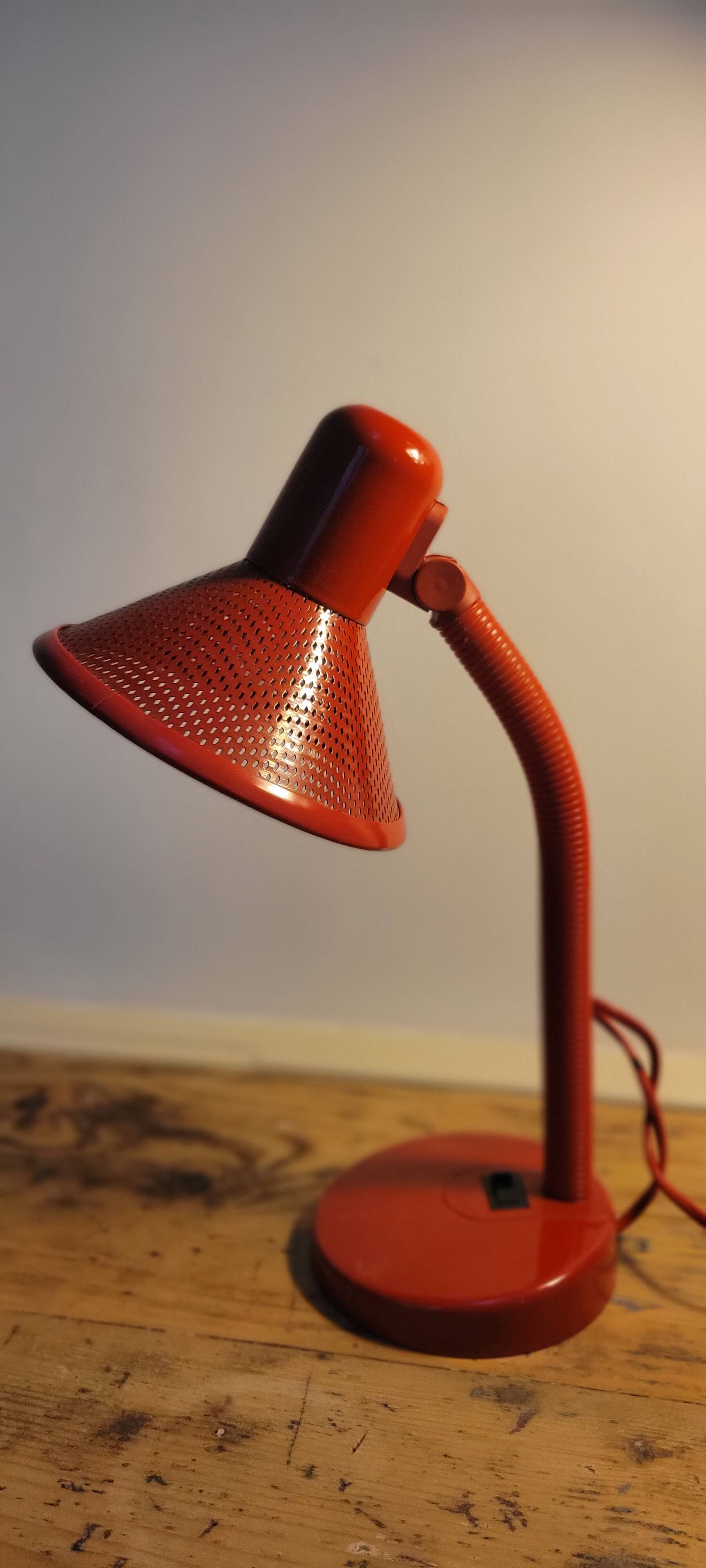 Lampe de chevet rouge vintage années 80 fonctionne abat jour métal perforé