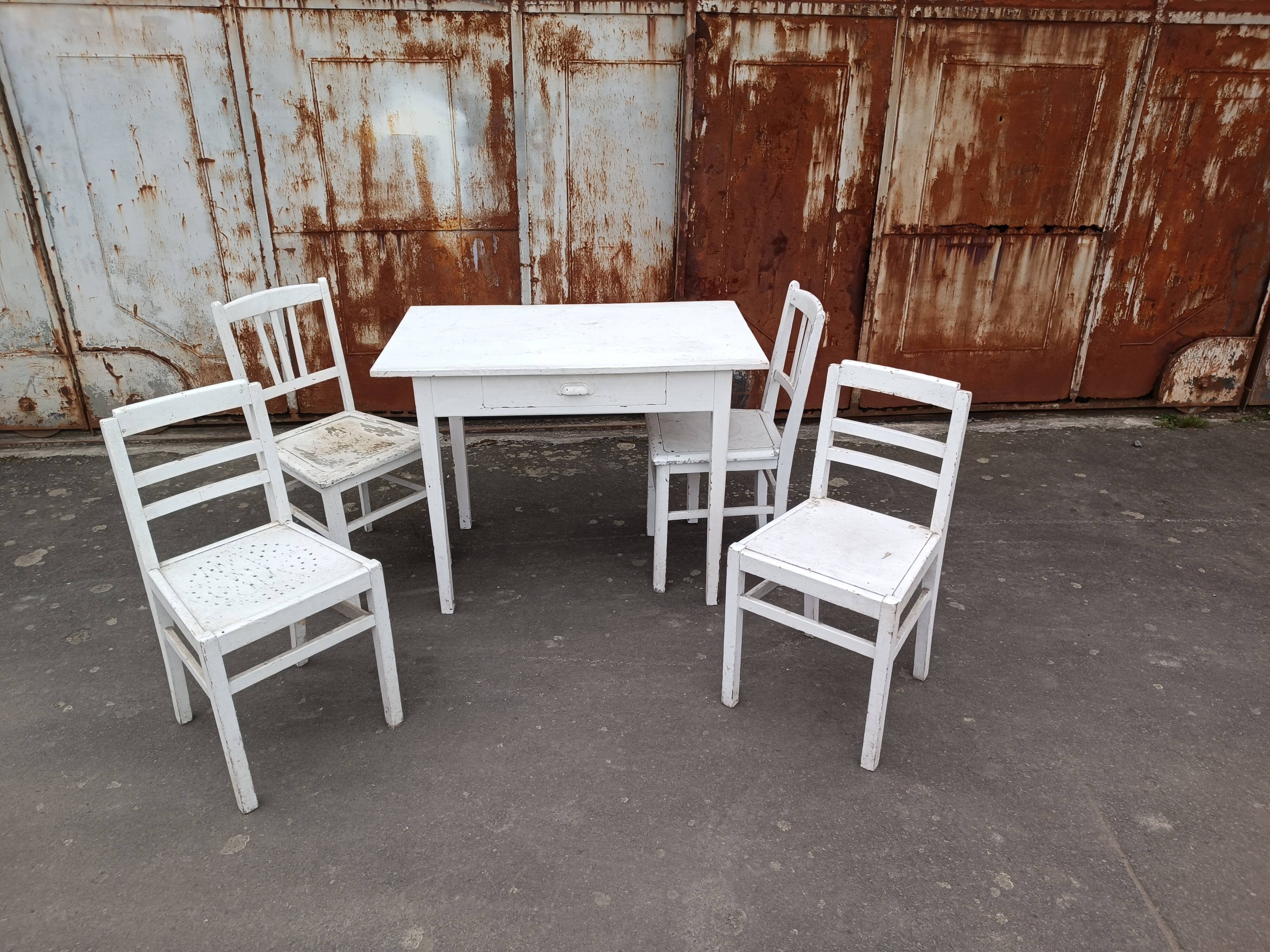 table plus 4 chairs